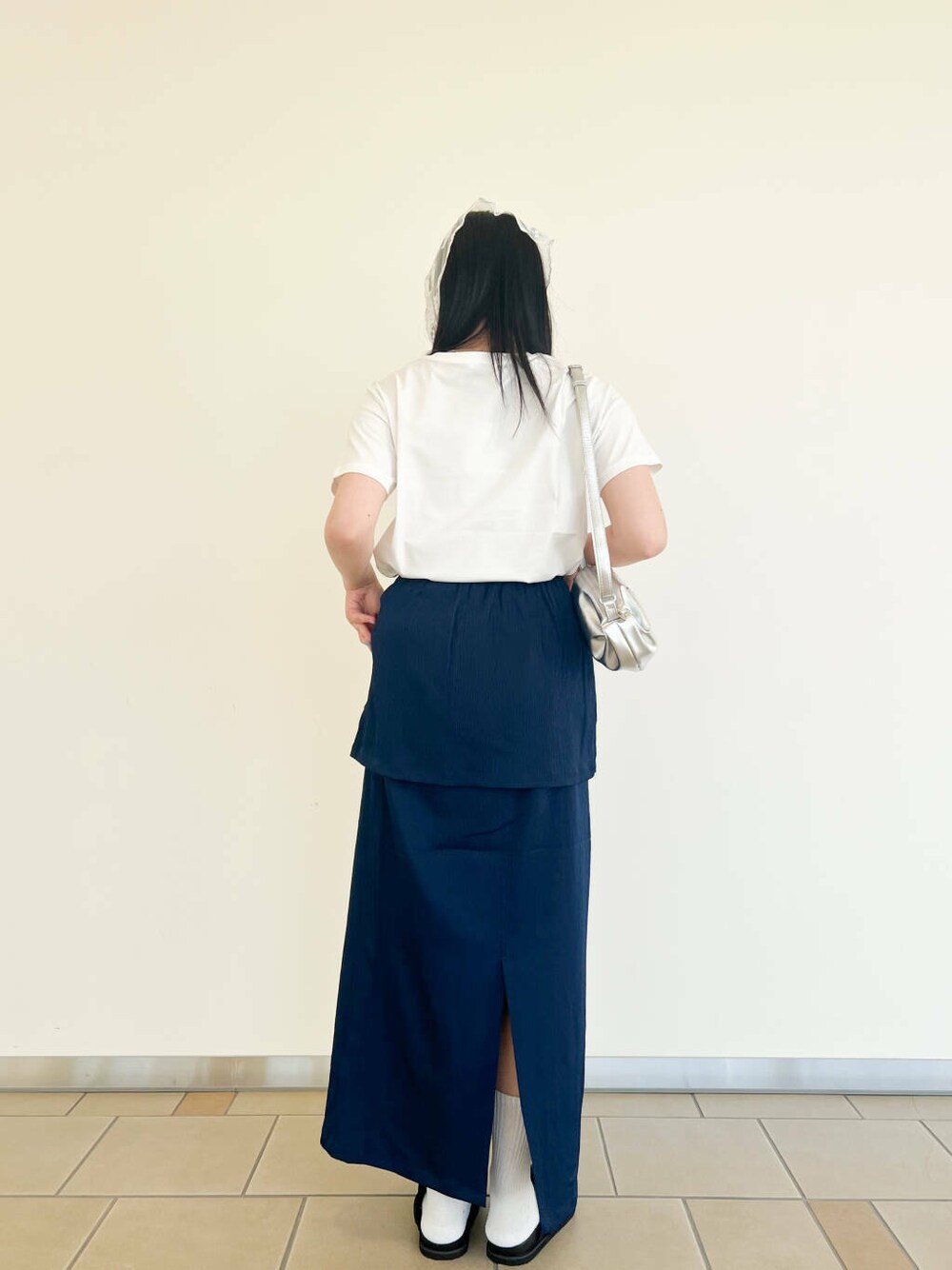 「RODESKO、SMELLY、senseofplace、休日スタイル、20代、items、サンダルコーデ、シンプルtシャツ、iラインスカート、10代、きれいめスカート、骨格ストレート、158cmコーデ、サンダル×ソックス、カジュアルtシャツ」|「RODE SKOのギャザースライドサンダル(サンダル、ブラック系)」を使った、𖤐KIRA𖤐 さん(レディース・158cm)の春コーディネートの3枚目の写真