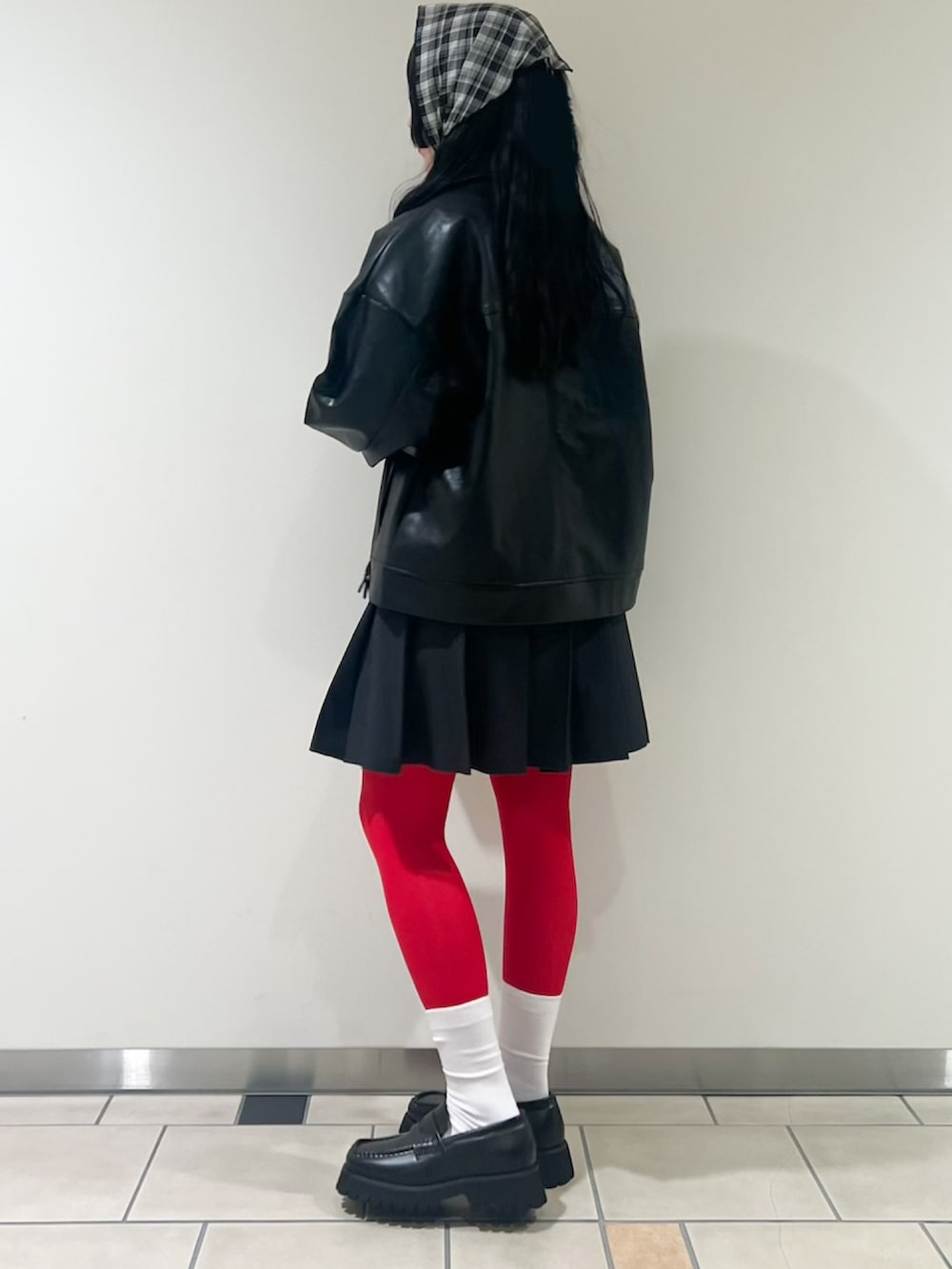 グレー系のワンピース、ブラック系のブルゾン、ブルー系のニット/セーターを着用したレディースの春コーディネートの2枚目の写真