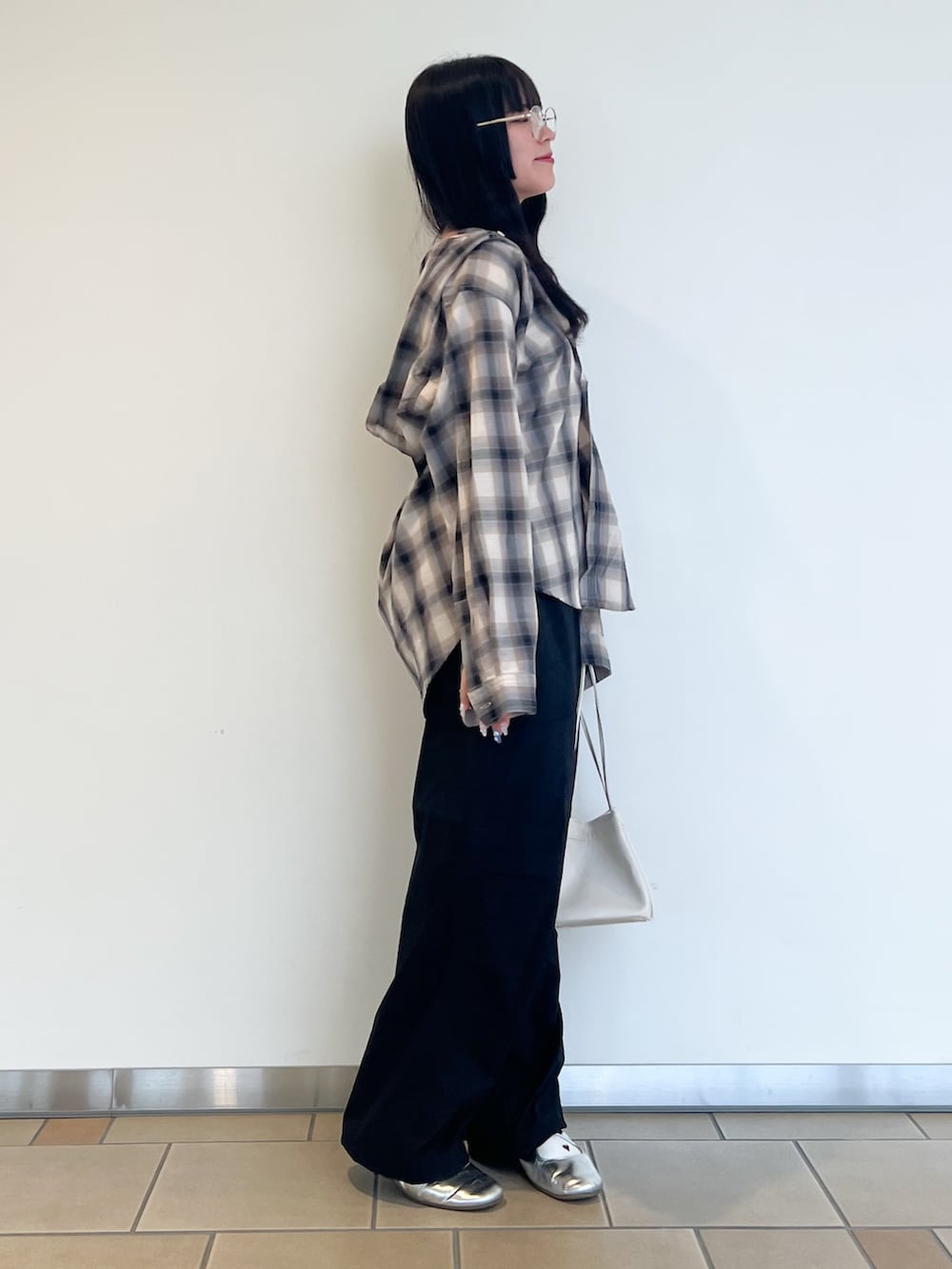 ベージュ系のシャツ/ブラウス、ブラック系のその他パンツ、シルバー系のネックレスを着用したレディースの夏コーディネートの2枚目の写真