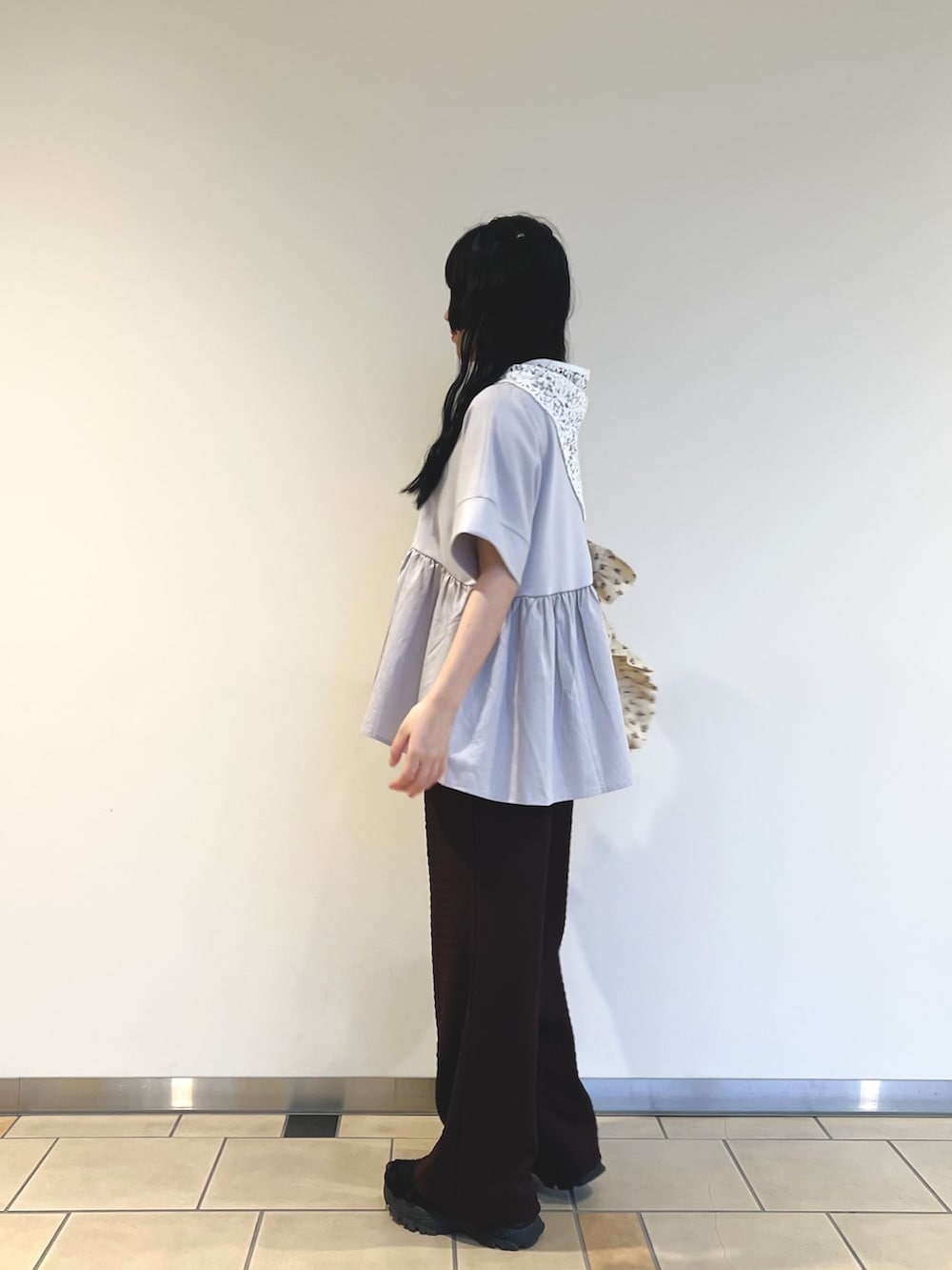 ブルー系のTシャツ/カットソー、ブラウン系のその他パンツ、ホワイト系のトートバッグを着用したレディースの春コーディネートの3枚目の写真