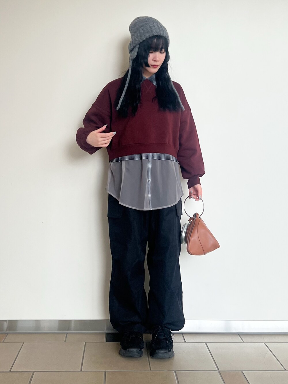 ブラック系のその他パンツ、グレー系のシャツ/ブラウス、レッド系のスウェットを着用したレディースの秋コーディネートの2枚目の写真