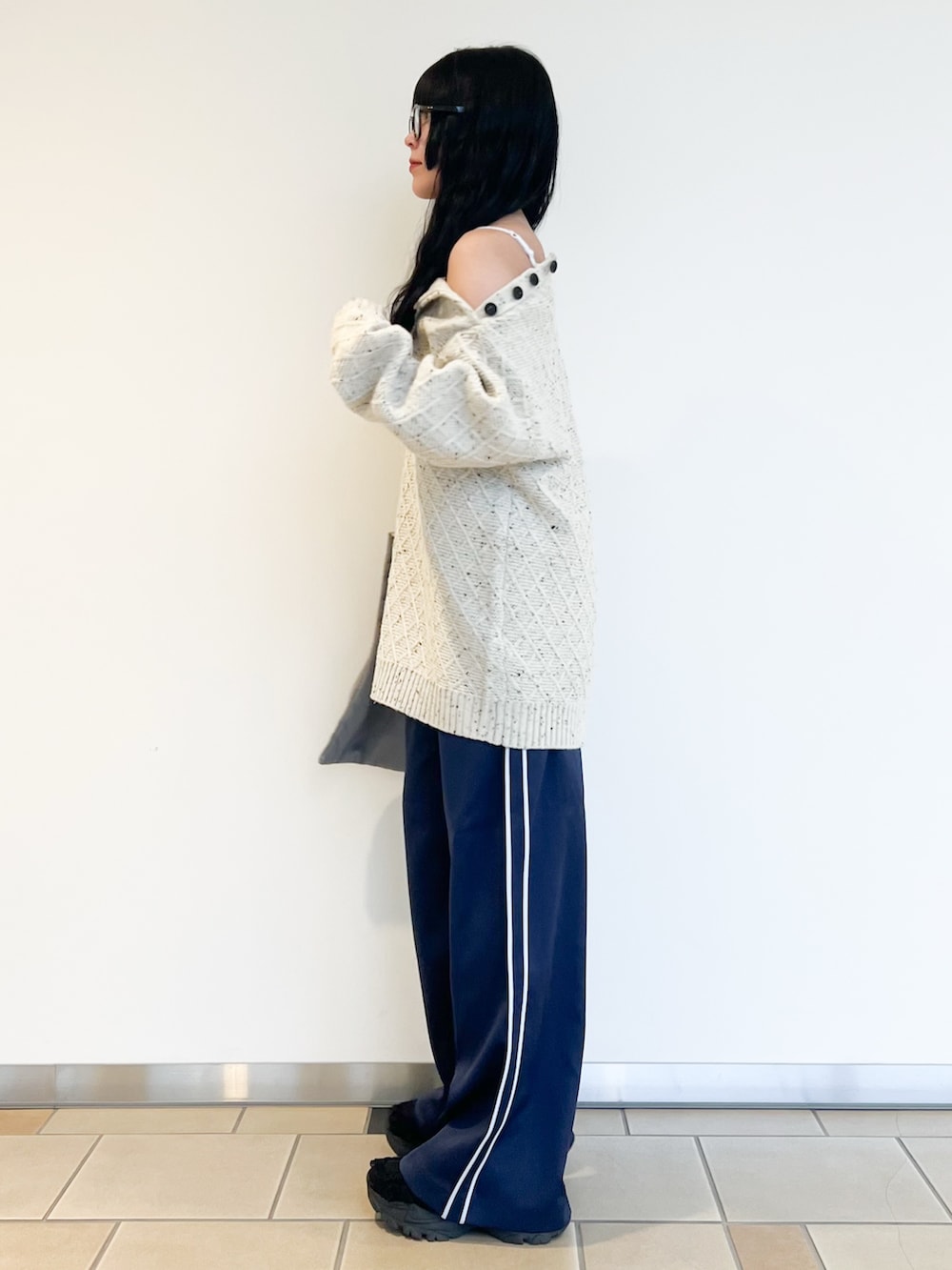 ホワイト系のニット/セーター、ブルー系のその他パンツ、グレー系のトートバッグを着用したレディースの冬コーディネートの3枚目の写真