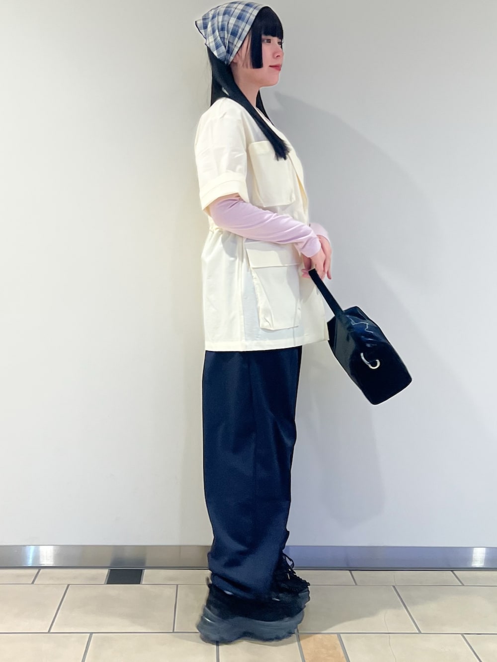 ピンク系のTシャツ/カットソー、ホワイト系のその他アウター、ブルー系のその他パンツを着用したレディースの春コーディネートの3枚目の写真