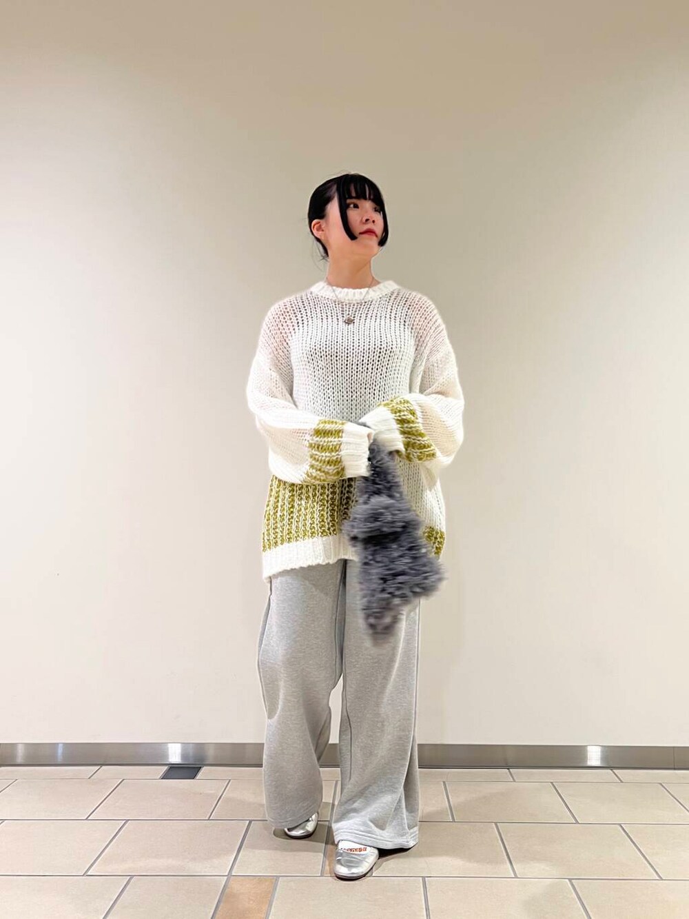 ホワイト系のニット/セーター、ベージュ系のタンクトップ、グレー系のその他パンツを着用したレディースの秋コーディネートの2枚目の写真