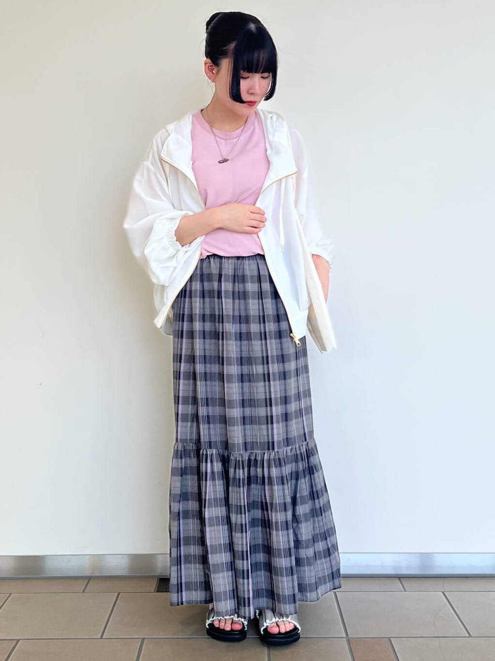 グレー系のサンダル、ホワイト系のマウンテンパーカー、ホワイト系のトートバッグを着用したレディースの夏コーディネートの2枚目の写真