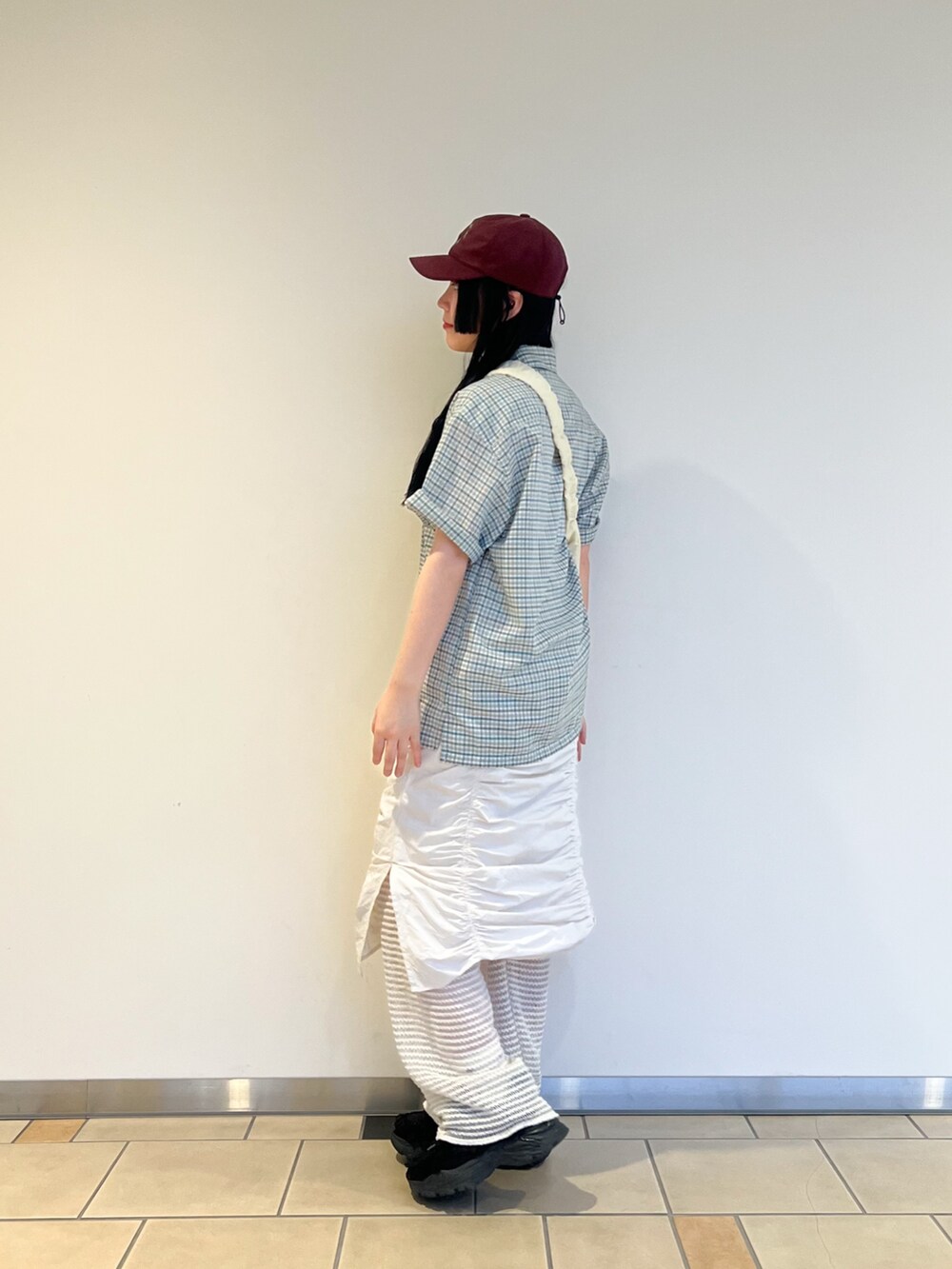 ホワイト系のその他パンツ、その他のシャツ/ブラウス、ホワイト系のハンドバッグを着用したレディースの春コーディネートの2枚目の写真
