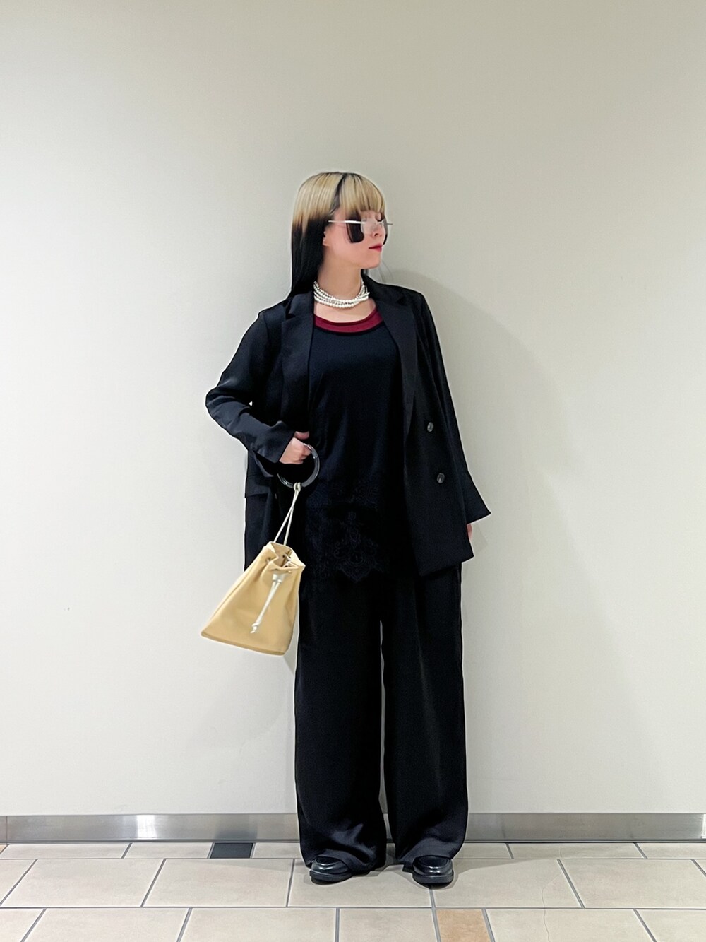 ブラック系のその他パンツ、ブラウン系のその他アウター、ブラック系のキャミソールを着用したレディースの秋コーディネートの2枚目の写真