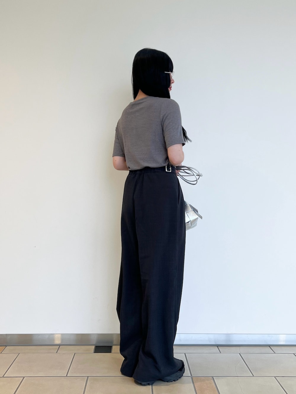 グレー系のその他パンツ、シルバー系のショルダーバッグ、シルバー系のメガネを着用したレディースの夏コーディネートの2枚目の写真