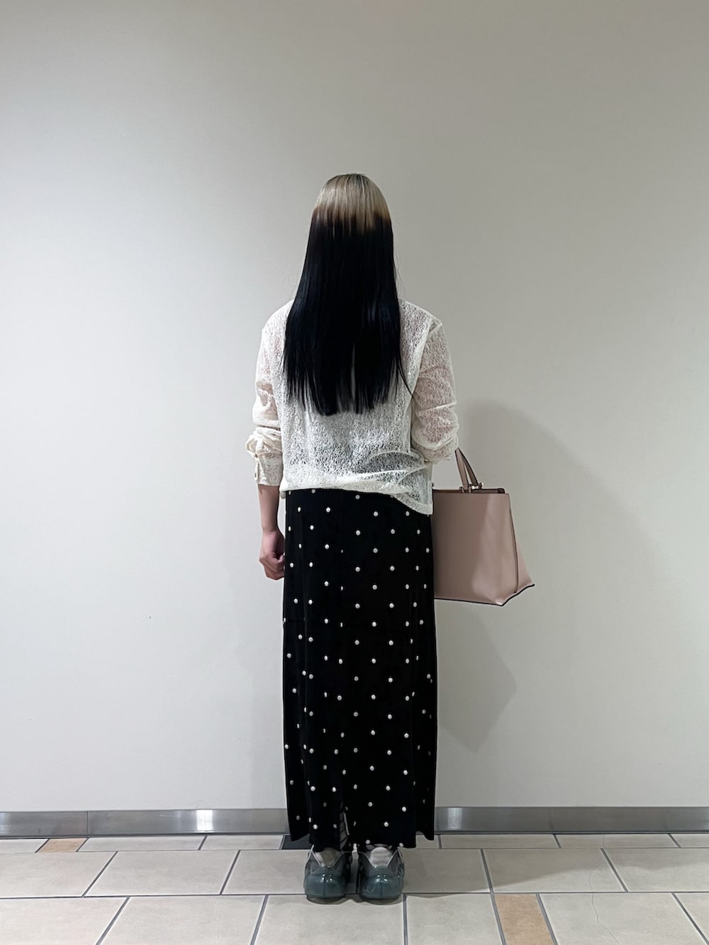 ホワイト系のシャツ/ブラウス、ブラック系のスカート、ピンク系のビジネスバッグを着用したレディースの秋コーディネートの3枚目の写真