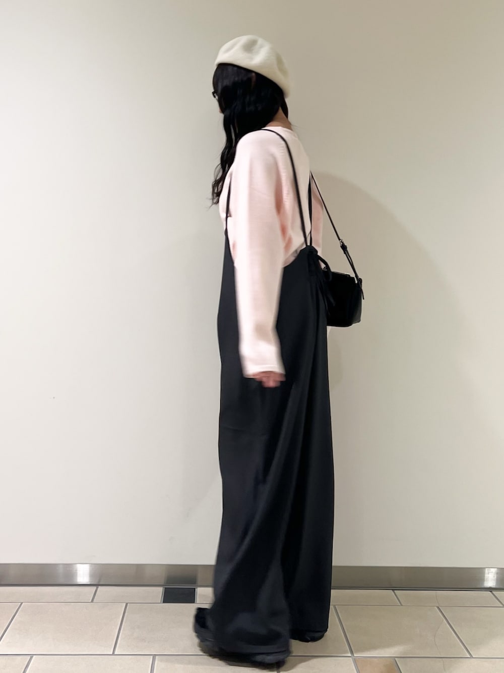 グレー系のサロペット/オーバーオール、ピンク系のニット/セーター、ホワイト系のハンチング/ベレー帽を着用したレディースの秋コーディネートの3枚目の写真