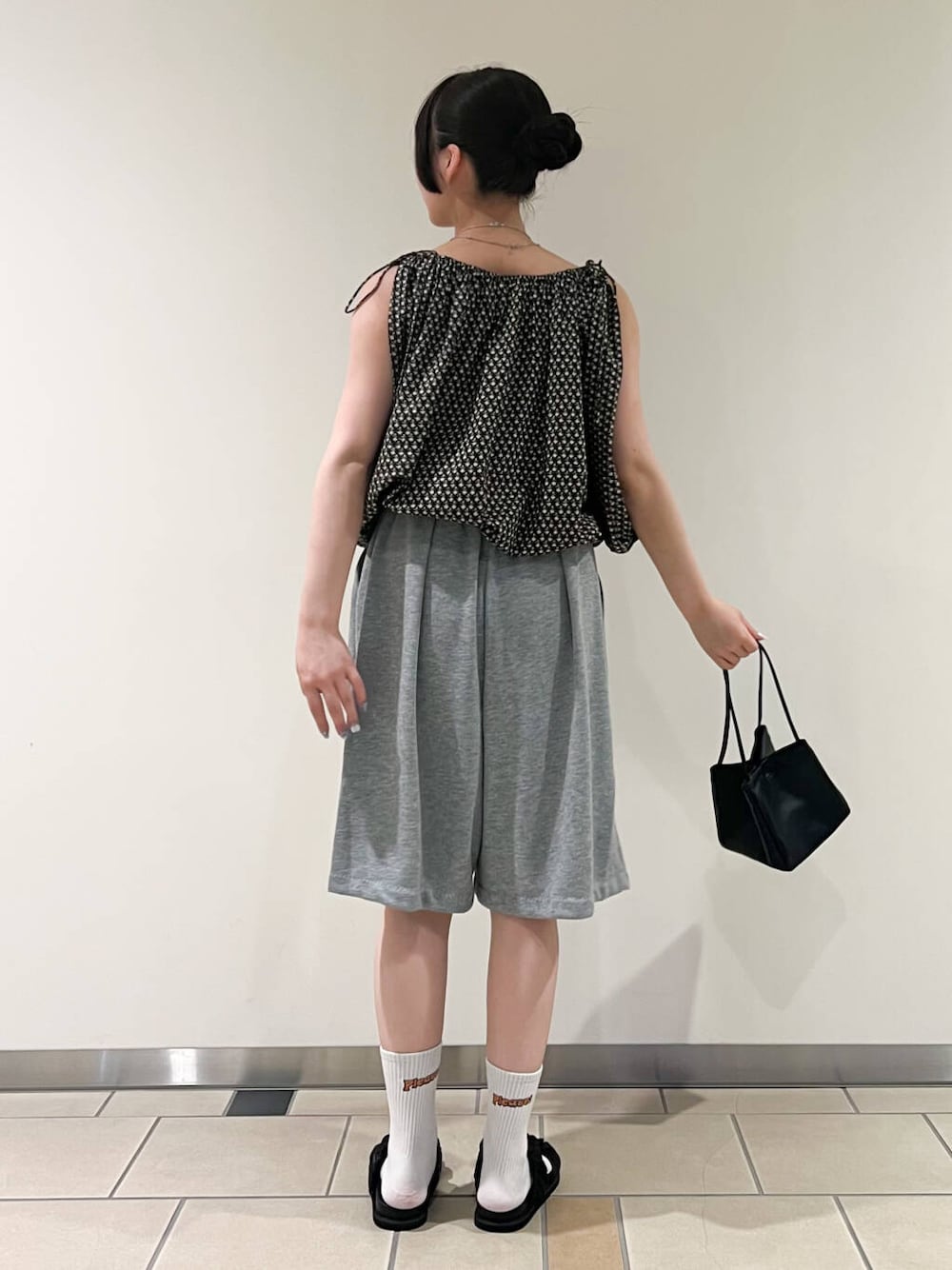 「KBF、ノースリーブ、柄物、20代コーデ、2wayブラウス、10代コーデ、オフショルダー、骨格ストレート、158cmコーデ、カジュアルブラウス、ストレート×ブルベ夏、私のイチ推しブランド、ストレート×カジュアル」｜「MIDIUMISOLIDの『別注』MIDIUMISOLID×TGM　Short easy pants（その他パンツ、グレー系）」を使った、𖤐KIRA𖤐 さん（レディース・158cm）の夏コーディネートの3枚目の写真