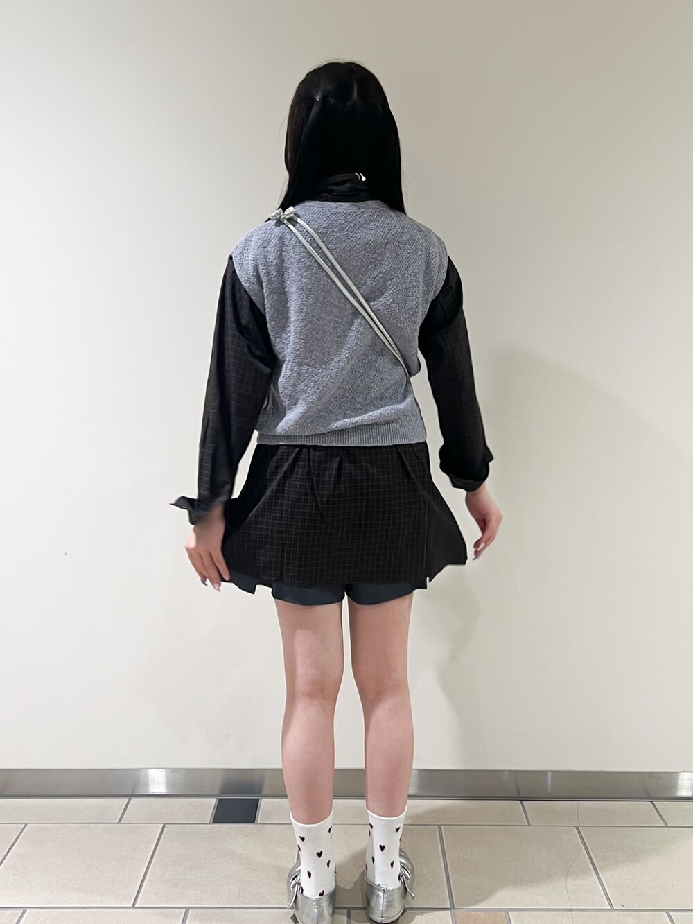 ブルー系のベスト、ブラウン系のシャツ/ブラウス、グレー系のその他パンツを着用したレディースの秋コーディネートの2枚目の写真