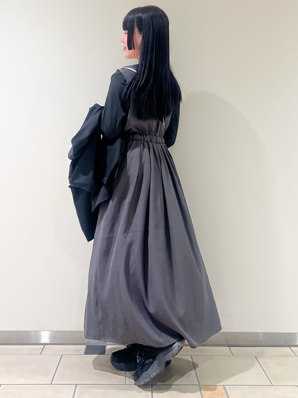 ブラック系のその他アウター、グレー系のワンピース、ブルー系のショルダーバッグを着用したレディースの春コーディネートの3枚目の写真