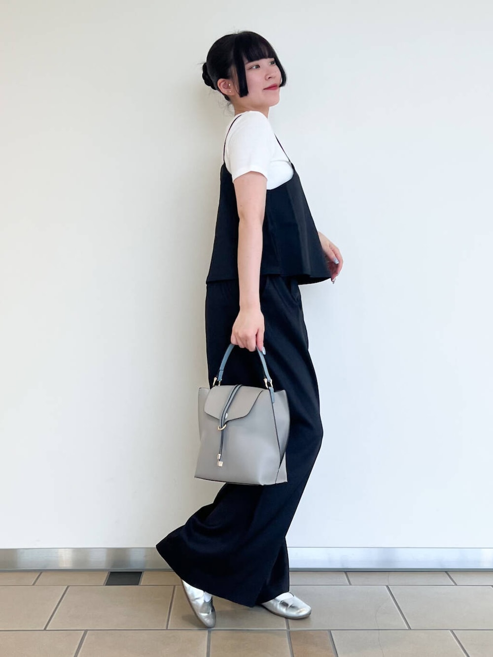 グレー系のショルダーバッグ、ホワイト系のワンピースを着用したレディースの夏コーディネートの2枚目の写真