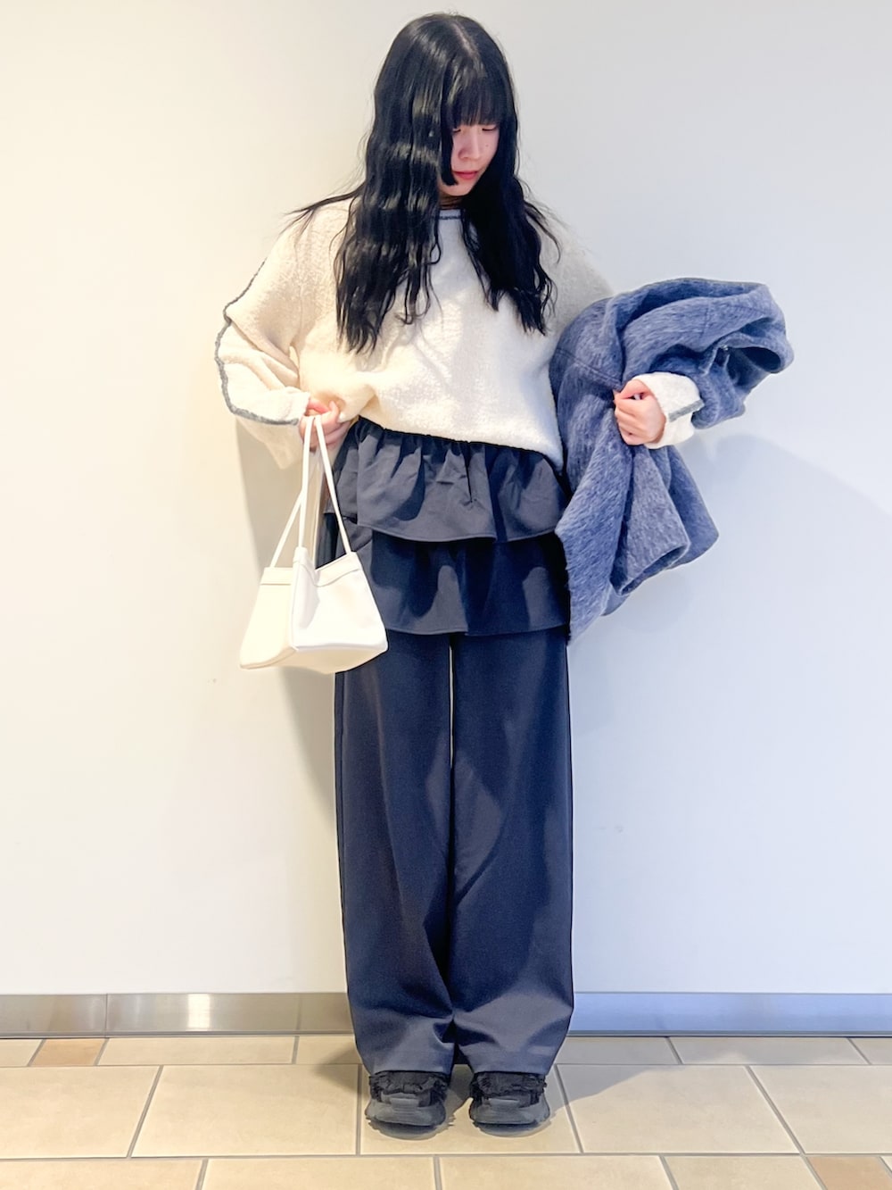 グレー系のその他パンツ、ブルー系のその他アウター、ホワイト系のニット/セーターを着用したレディースの冬コーディネートの2枚目の写真