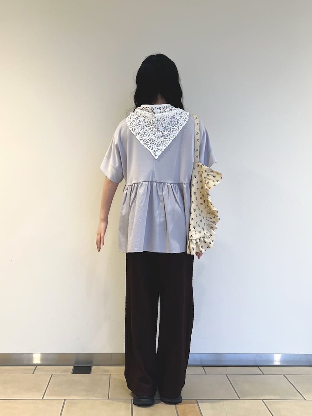 ブルー系のTシャツ/カットソー、ブラウン系のその他パンツ、ホワイト系のトートバッグを着用したレディースの春コーディネートの2枚目の写真