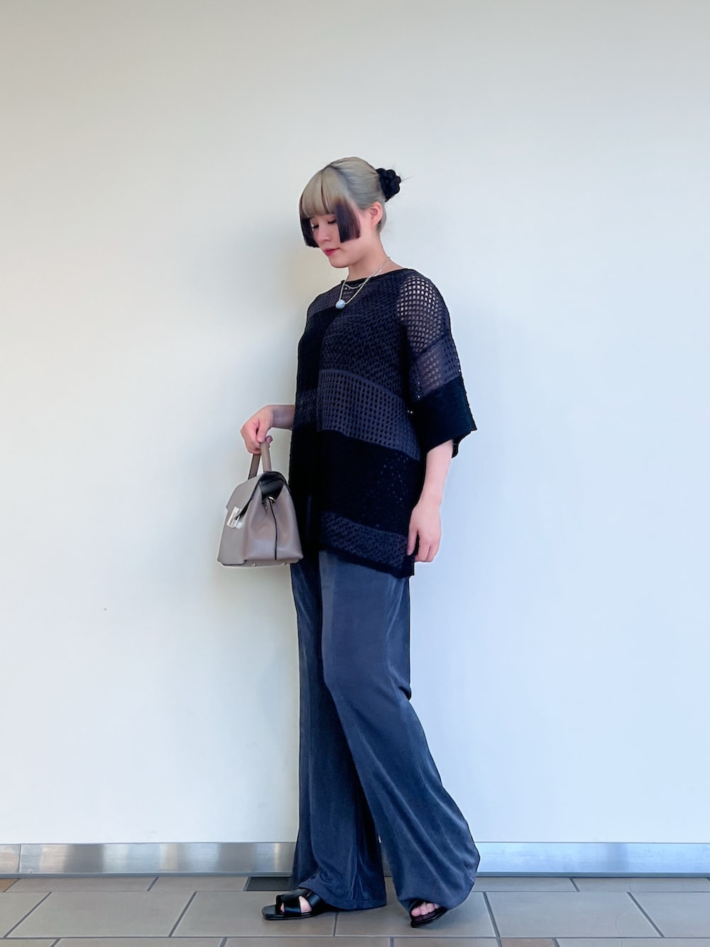 グレー系のニット/セーター、グレー系のその他パンツ、ブラック系のサンダルを着用したレディースの夏コーディネートの4枚目の写真