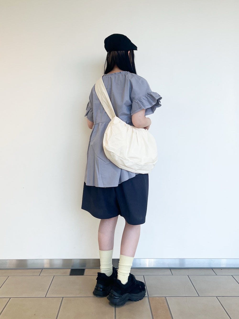 ブルー系のシャツ/ブラウス、グレー系のその他パンツ、ホワイト系のショルダーバッグを着用したレディースの夏コーディネートの2枚目の写真