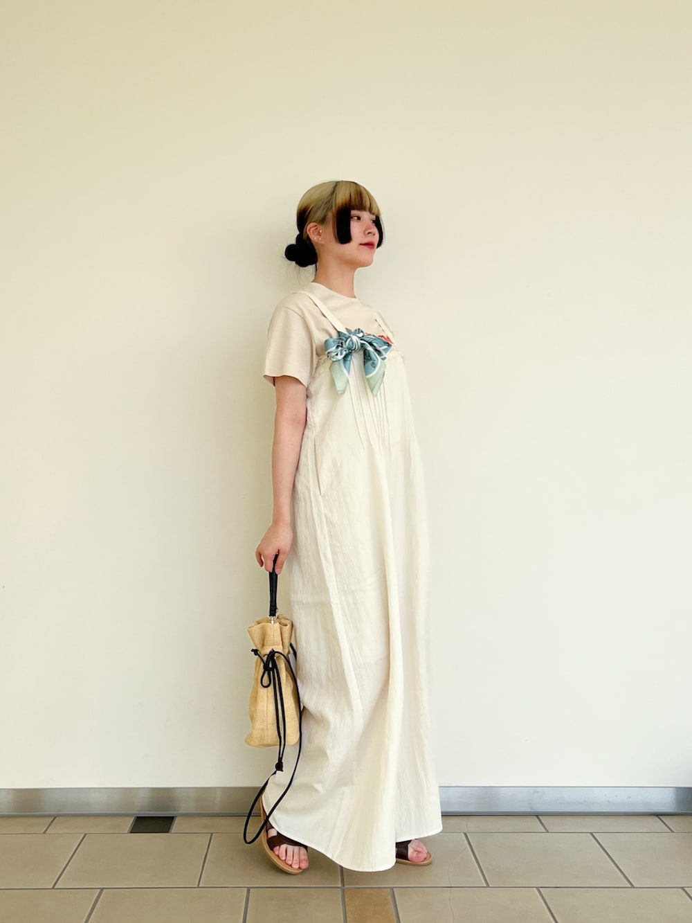 ベージュ系のTシャツ/カットソー、ホワイト系のその他パンツ、ブラウン系のサンダルを着用したレディースの夏コーディネートの2枚目の写真