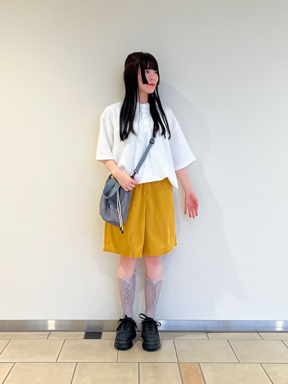 イエロー系のその他パンツ、ホワイト系のTシャツ/カットソー、ブラック系のスニーカーを着用したレディースの春コーディネートの2枚目の写真