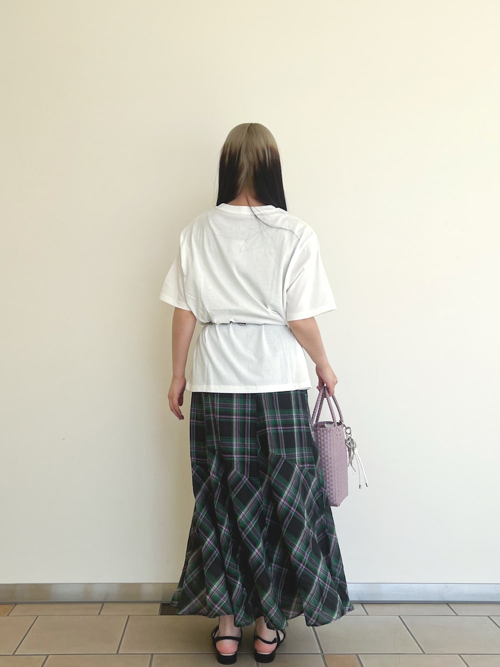 ホワイト系のTシャツ/カットソー、ブラック系のサンダル、ピンク系のトートバッグを着用したレディースの夏コーディネートの3枚目の写真