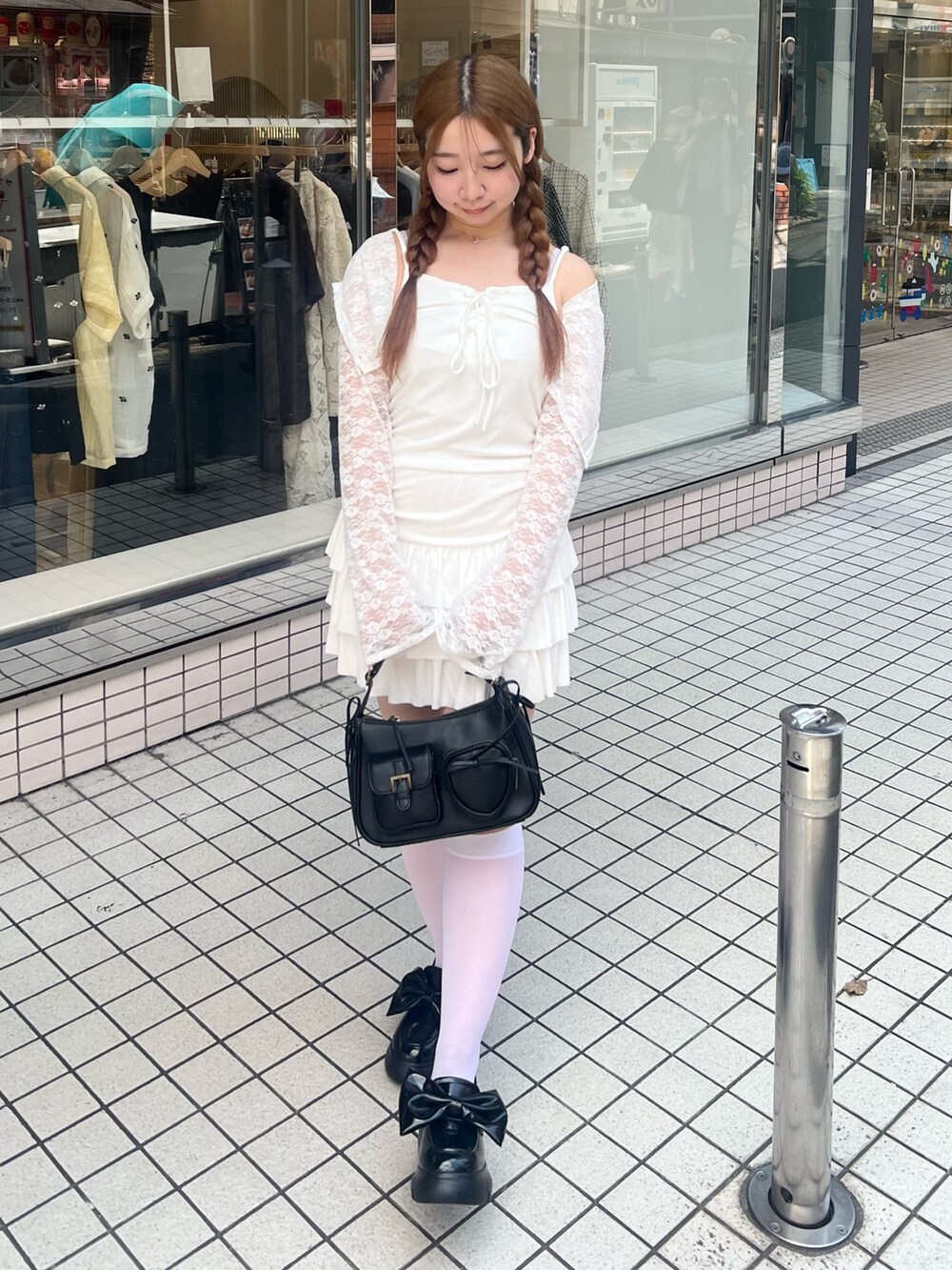 ホワイト系のワンピース、ブラック系のショルダーバッグ、ブラック系のローファーを着用したレディースの夏コーディネートの2枚目の写真