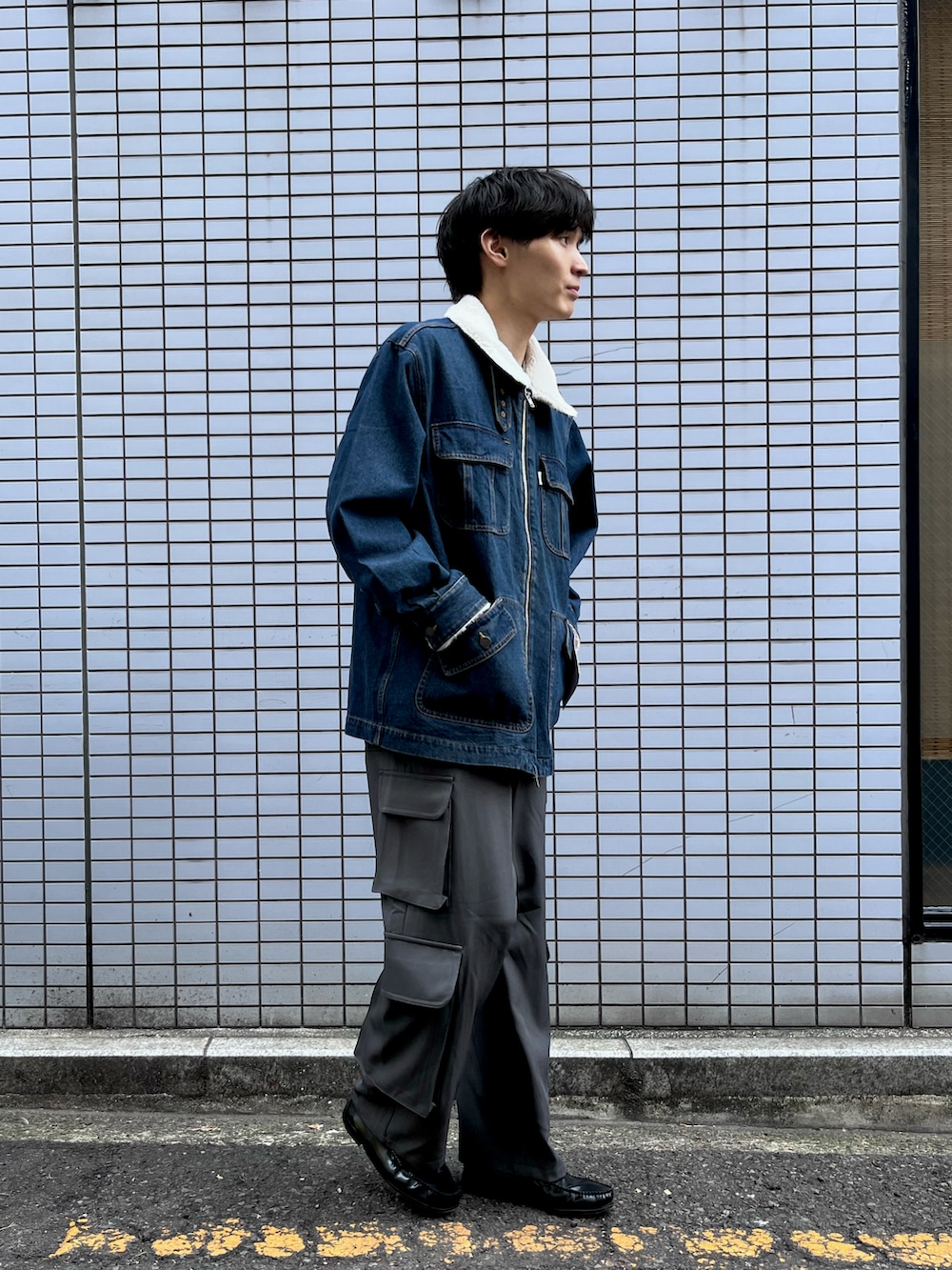 ブルー系のジャケット/アウター、グレー系のその他パンツ、ブラック系のローファーを着用したメンズの秋コーディネートの2枚目の写真