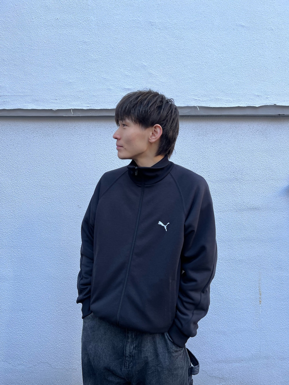 ブラック系のブルゾン、ブラック系のその他パンツ、グレー系のスニーカーを着用したメンズの冬コーディネートの2枚目の写真