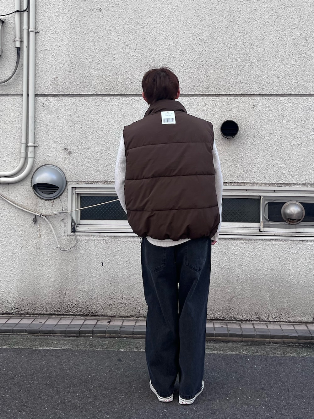 ブラック系のデニムパンツ、ブラウン系のその他アウター、グレー系のニット/セーターを着用したメンズの秋コーディネートの2枚目の写真