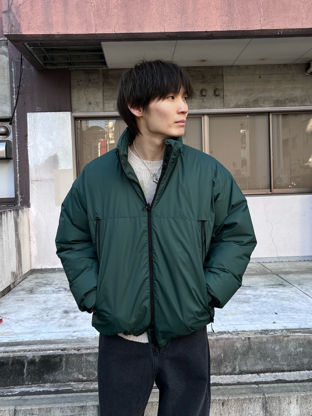 ブラック系のダウンジャケット/コート、ブラック系のデニムパンツを着用したメンズの冬コーディネートの3枚目の写真