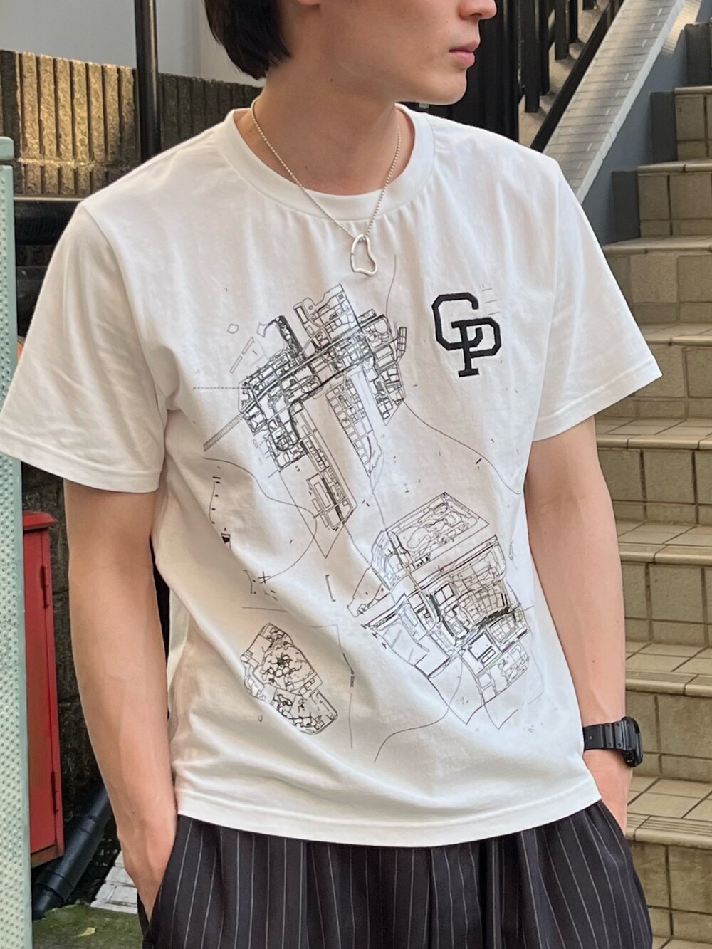 グレー系のその他パンツ、ホワイト系のTシャツ/カットソーを着用したメンズの夏コーディネートの3枚目の写真