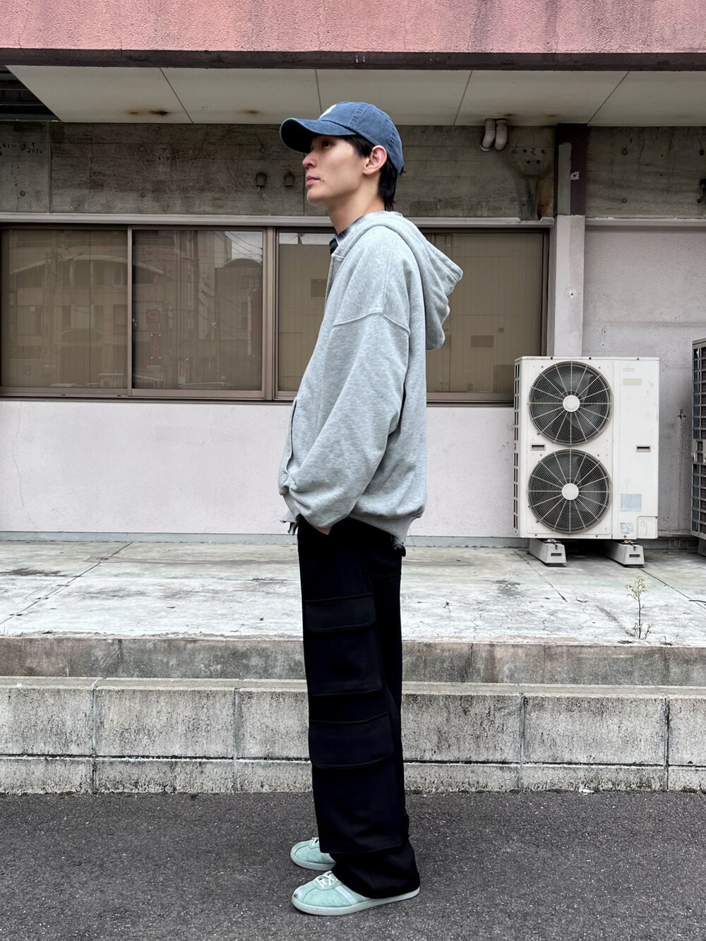 グレー系のパーカー、ブラック系のシャツ/ブラウス、ブラック系のその他パンツを着用したメンズの秋コーディネートの2枚目の写真
