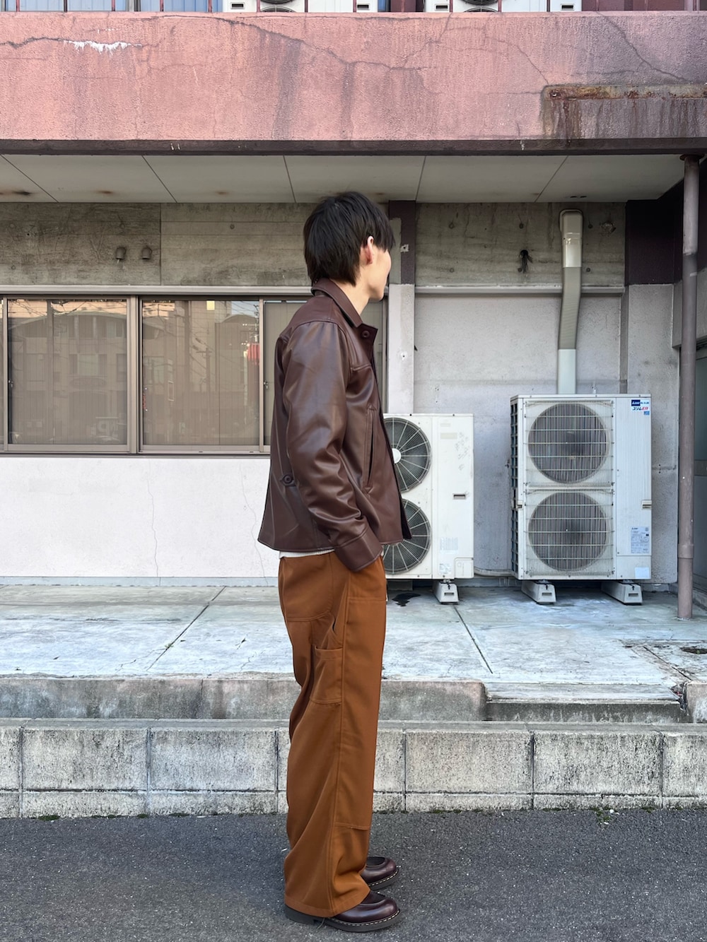 ブラウン系のその他アウター、ブラウン系のその他パンツを着用したメンズの冬コーディネートの2枚目の写真