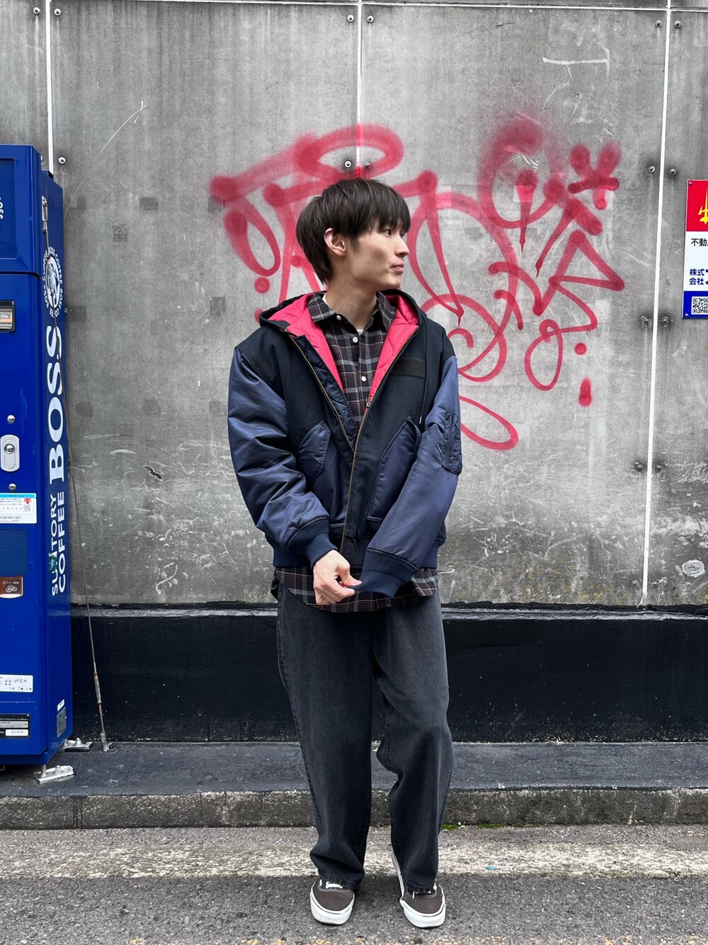 ブラック系のブルゾン、グレー系のシャツ/ブラウス、ブラック系のデニムパンツを着用したメンズの秋コーディネートの3枚目の写真