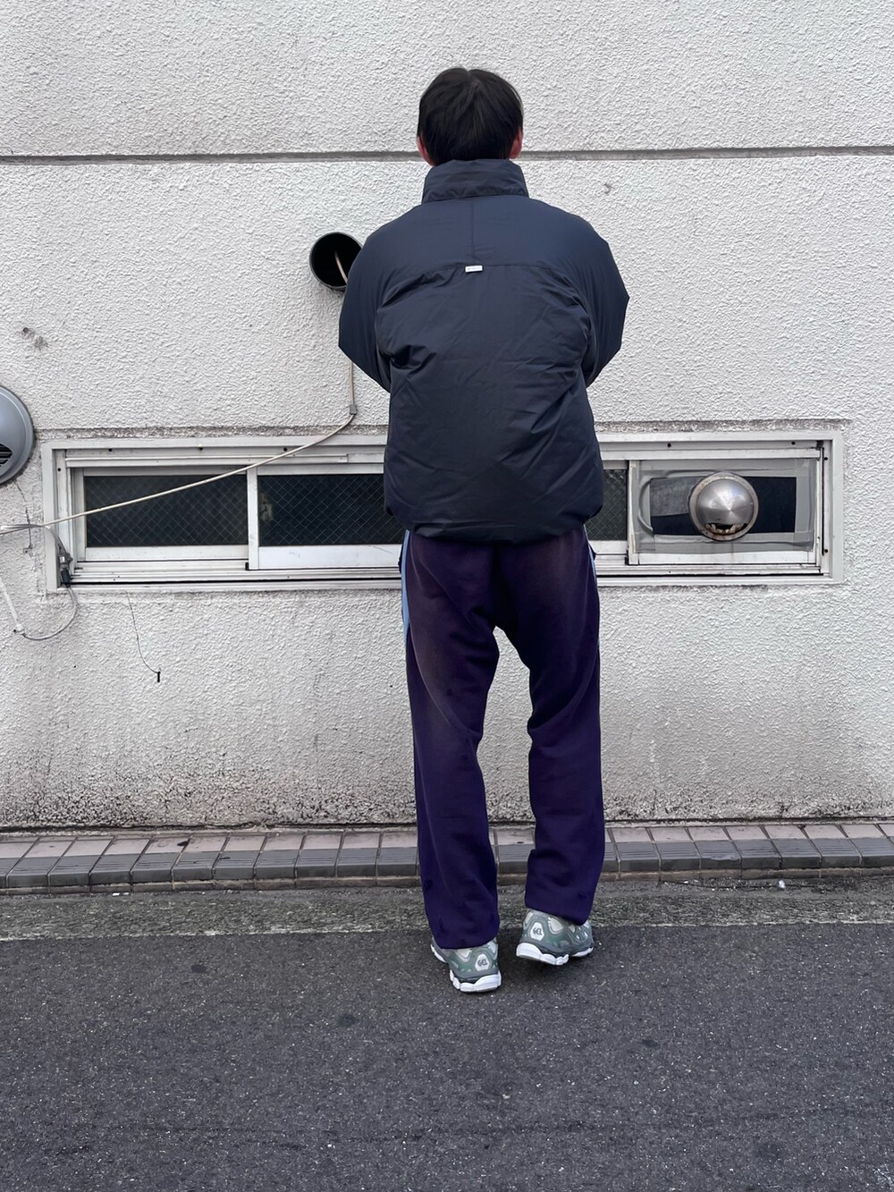 ブラック系のダウンジャケット/コートを着用したメンズの秋コーディネートの2枚目の写真