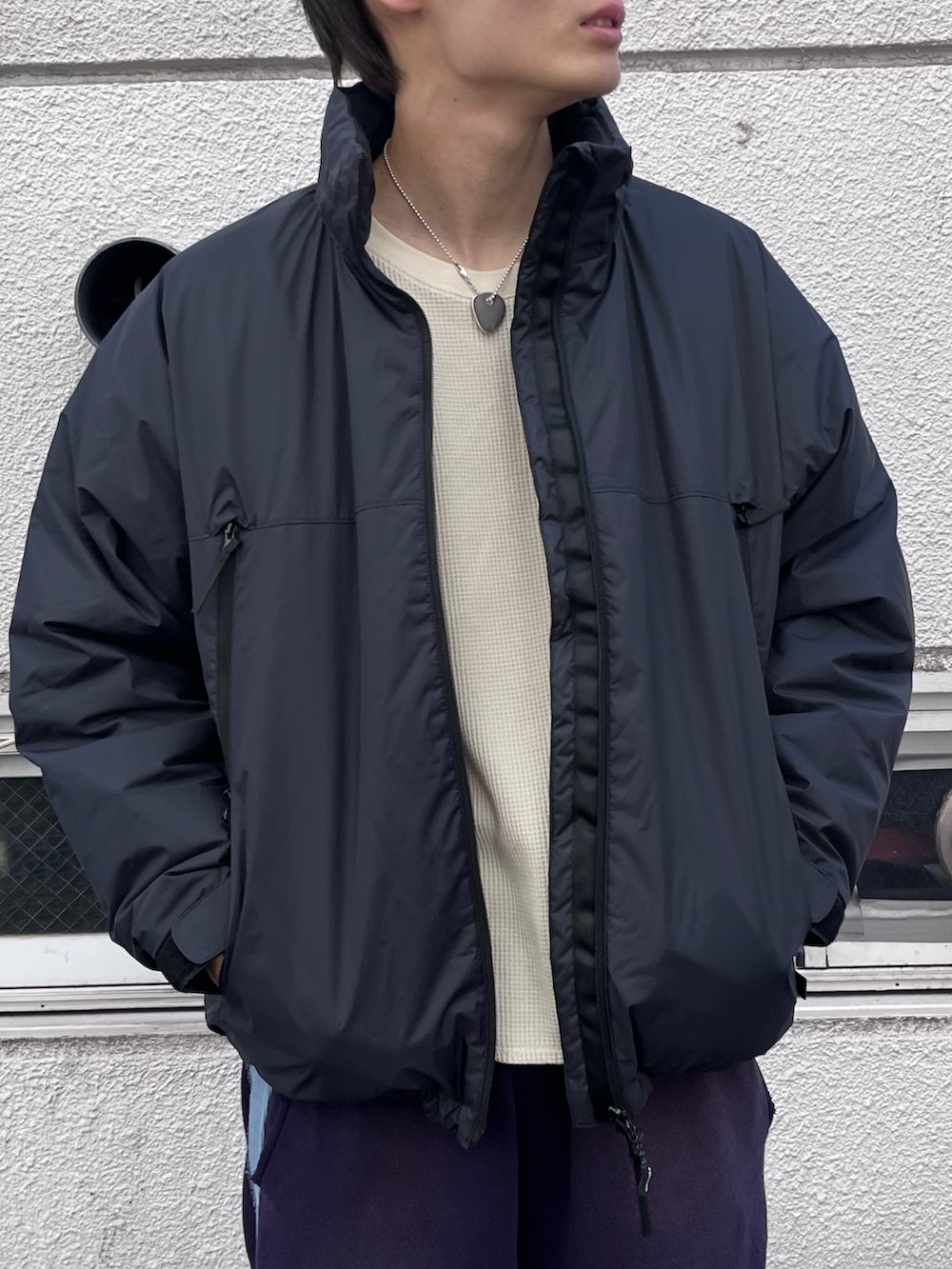 ブラック系のダウンジャケット/コートを着用したメンズの秋コーディネートの3枚目の写真