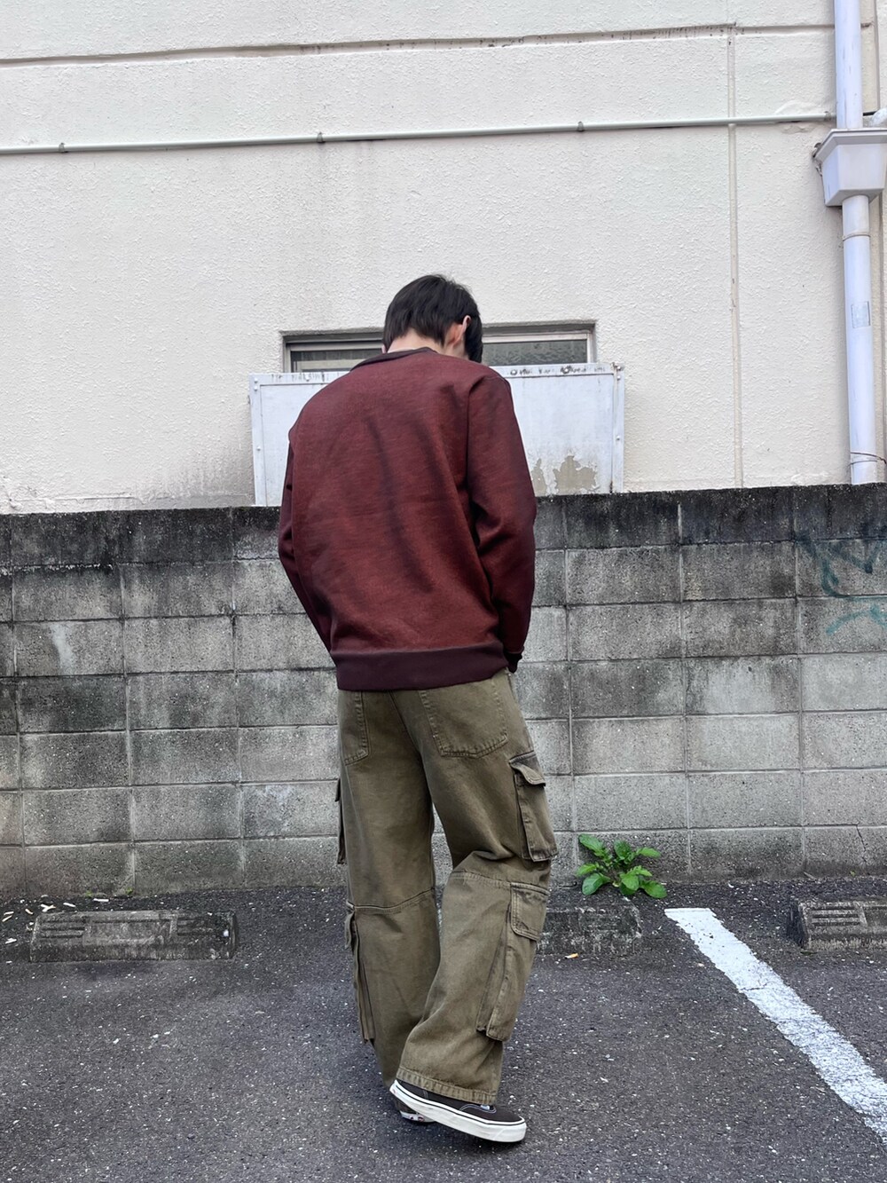 ブラウン系のニット/セーター、ブラウン系のデニムパンツを着用したメンズの秋コーディネートの3枚目の写真