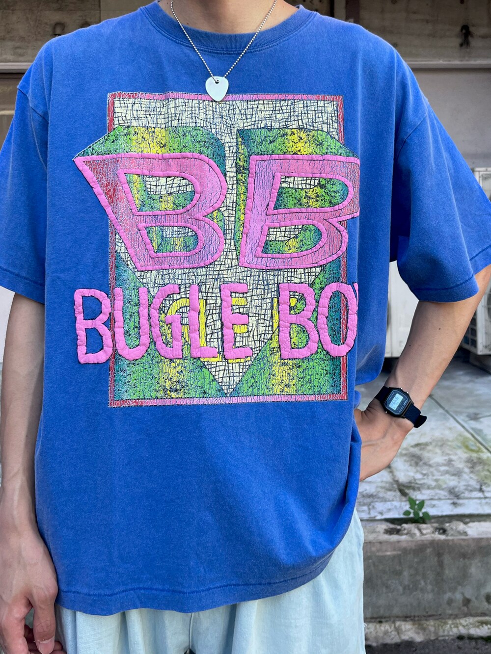 ブルー系のTシャツ/カットソー、ホワイト系のデニムパンツ、ホワイト系のスニーカーを着用したメンズの秋コーディネートの3枚目の写真