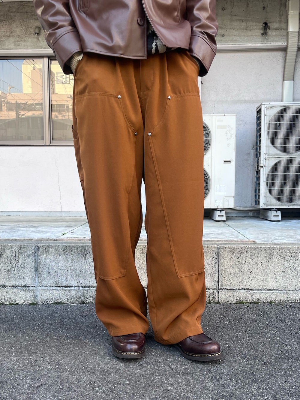 ブラウン系のその他アウター、ブラウン系のその他パンツを着用したメンズの冬コーディネートの3枚目の写真