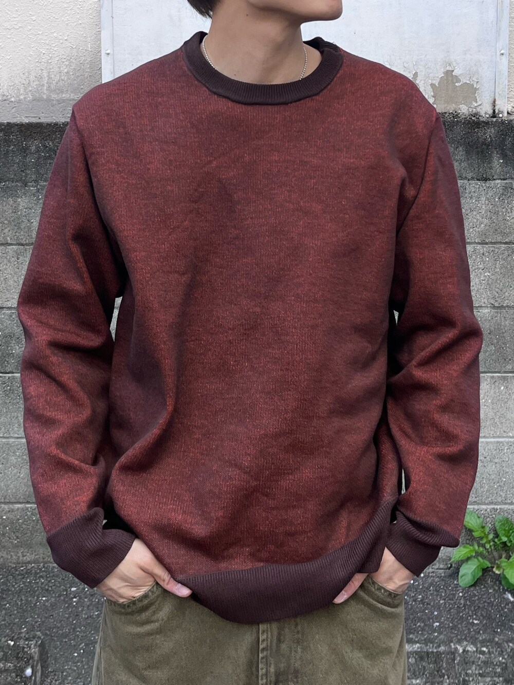 ブラウン系のニット/セーター、ブラウン系のデニムパンツを着用したメンズの秋コーディネートの2枚目の写真