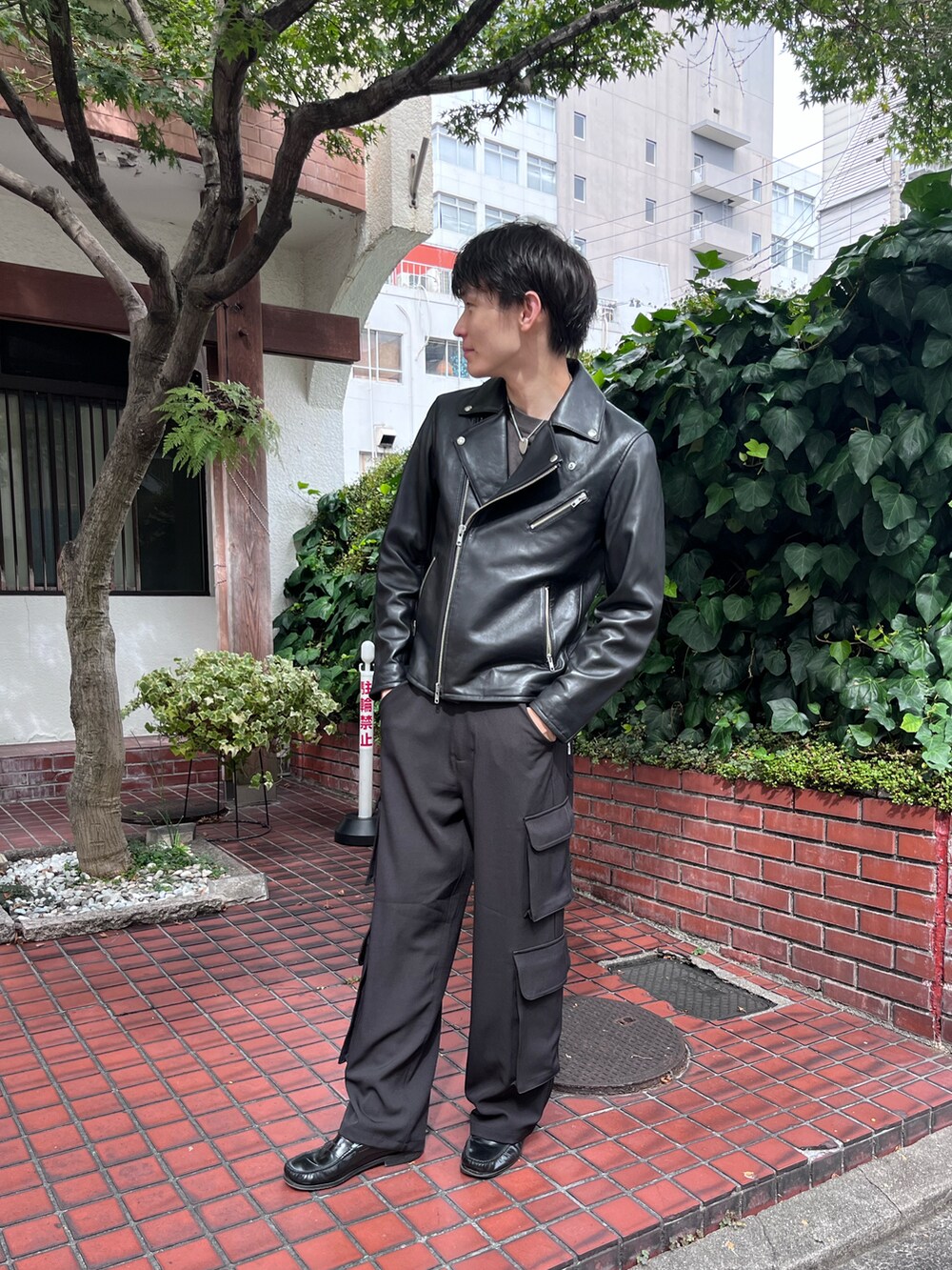 ブラック系のジャケット/アウター、ブラック系のその他パンツを着用したメンズの秋コーディネートの2枚目の写真