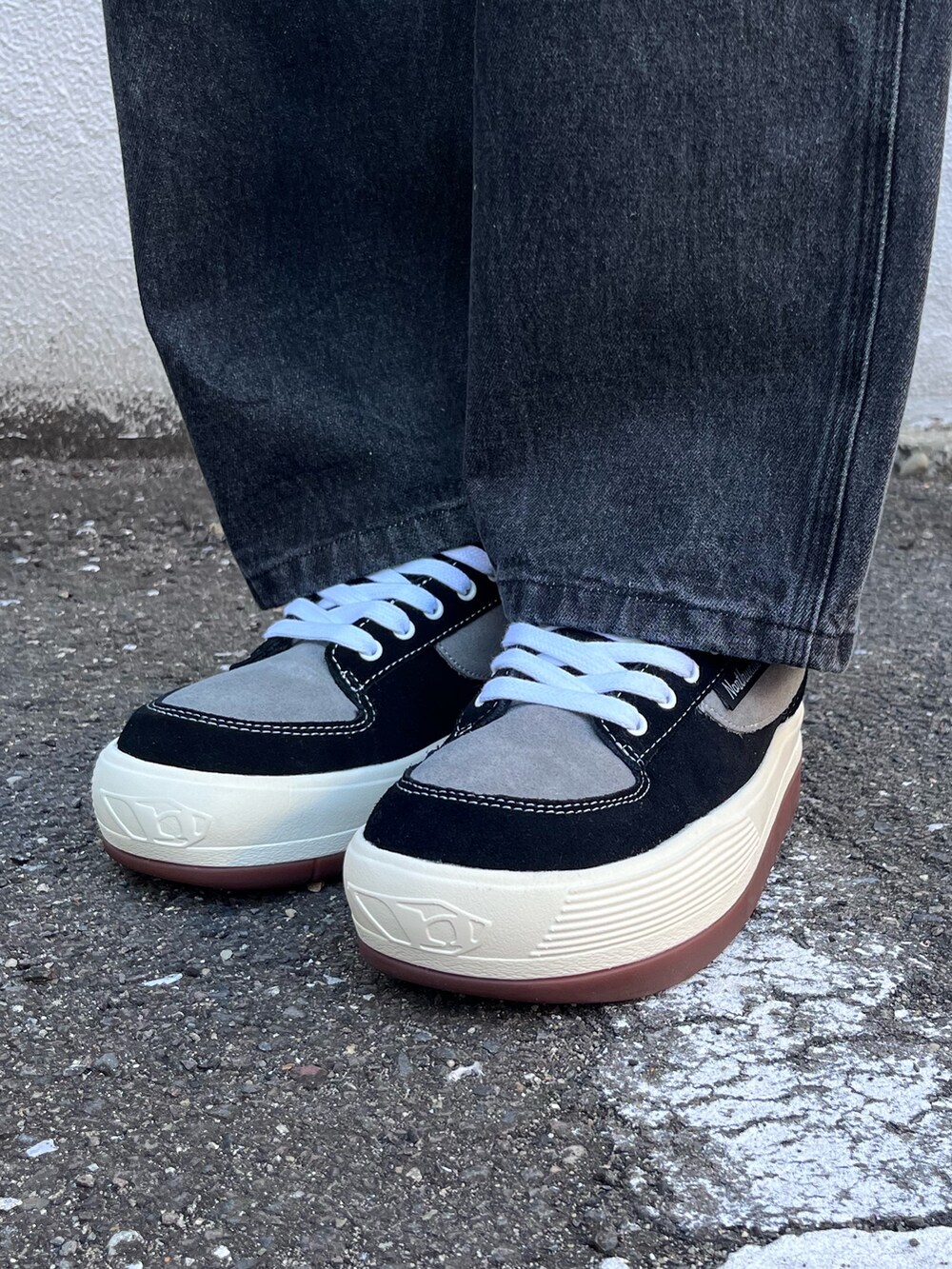 ブルー系のニット/セーター、ブラック系のその他パンツ、グレー系のスニーカーを着用したメンズの冬コーディネートの4枚目の写真