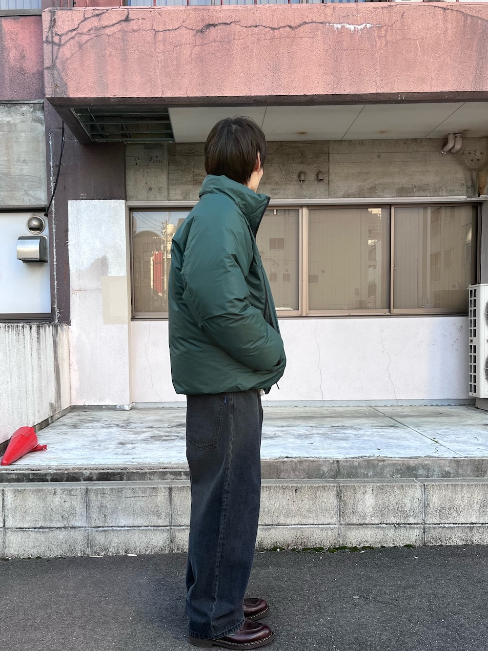 ブラック系のダウンジャケット/コート、ブラック系のデニムパンツを着用したメンズの冬コーディネートの2枚目の写真