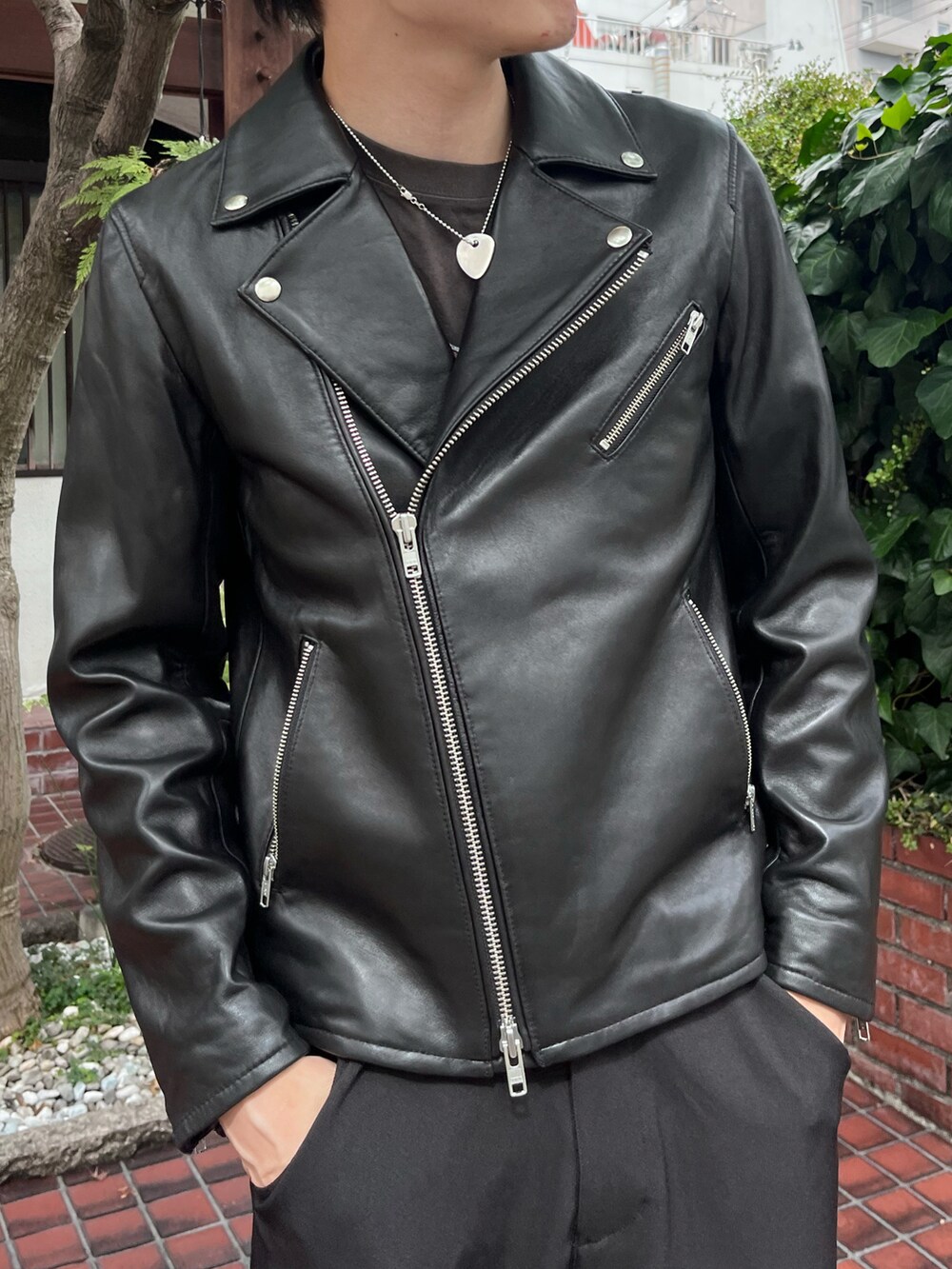 ブラック系のジャケット/アウター、ブラック系のその他パンツを着用したメンズの秋コーディネートの3枚目の写真