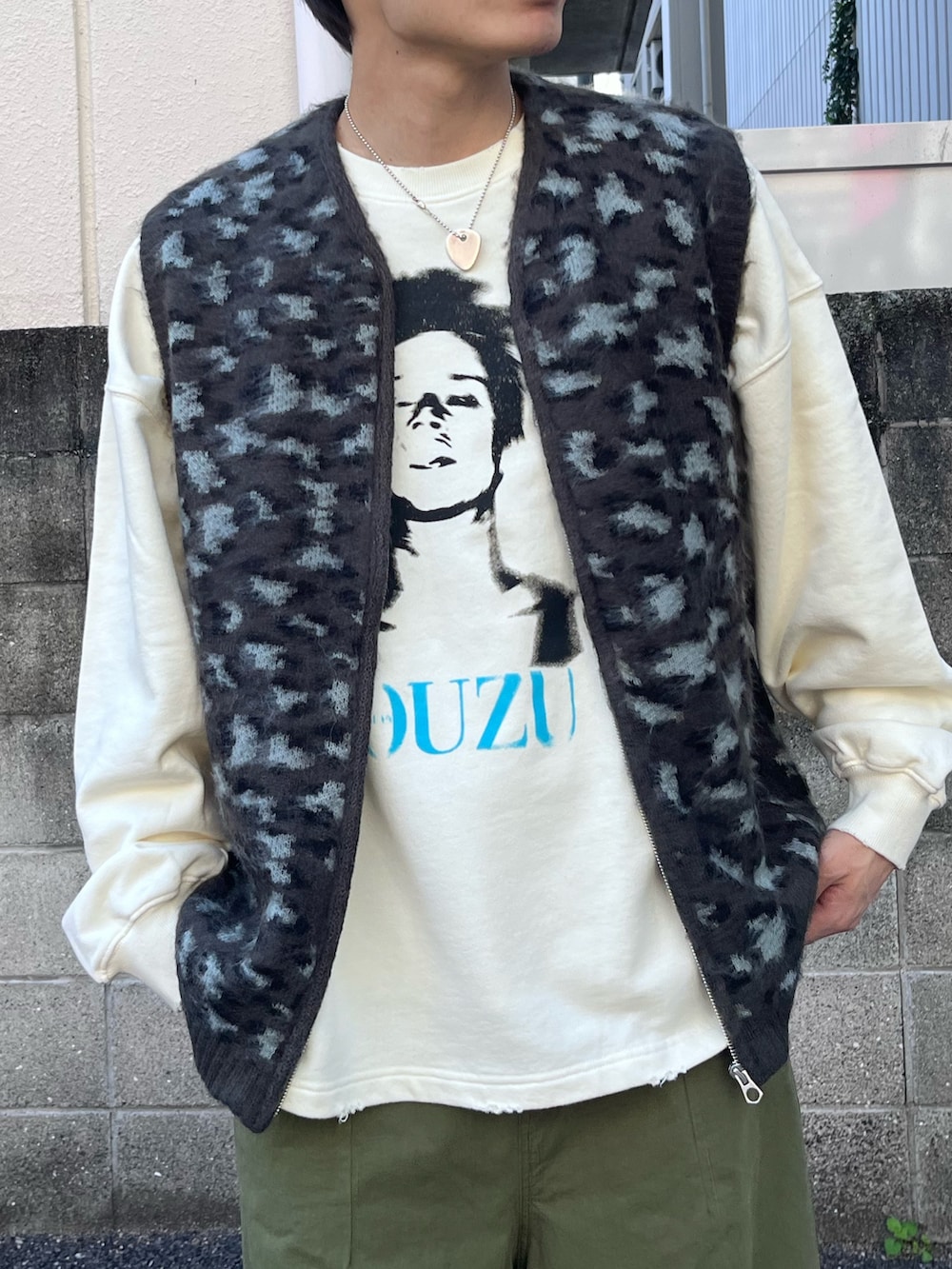 ブラック系のニット/セーター、ホワイト系のスウェット、グリーン系のその他パンツを着用したメンズの秋コーディネートの3枚目の写真