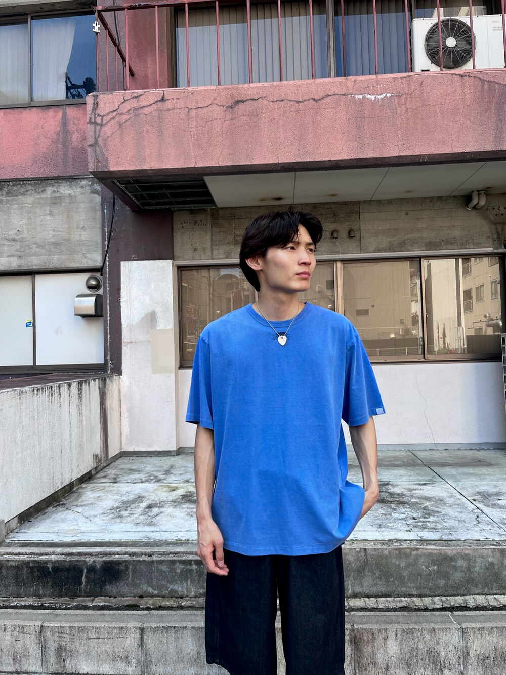 ブルー系のTシャツ/カットソー、ブラック系のデニムパンツ、ブラック系のローファーを着用したメンズの秋コーディネートの4枚目の写真