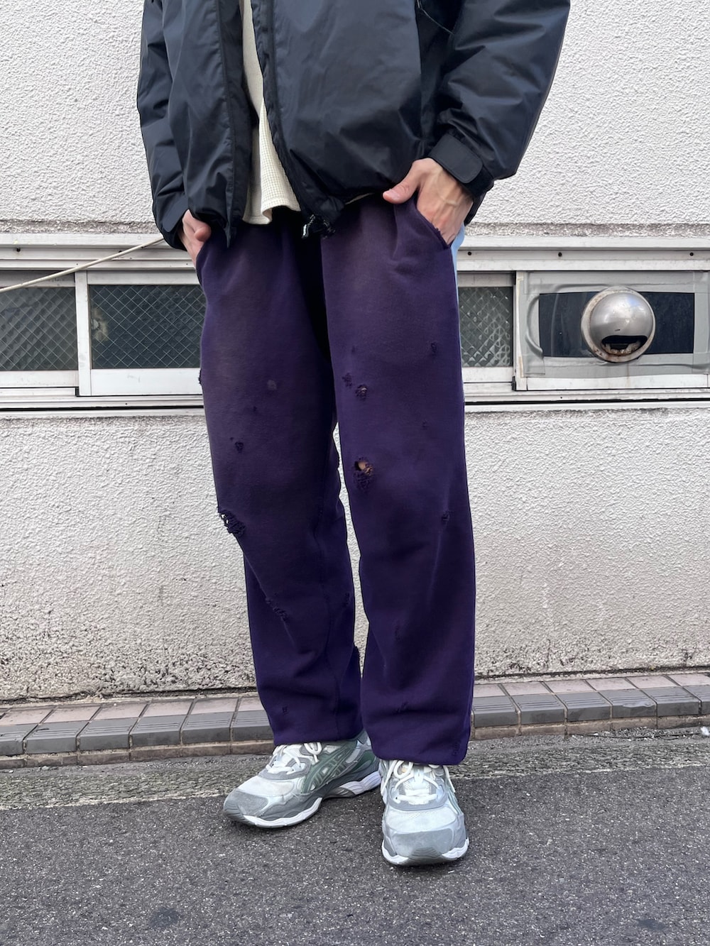 ブラック系のダウンジャケット/コートを着用したメンズの秋コーディネートの4枚目の写真