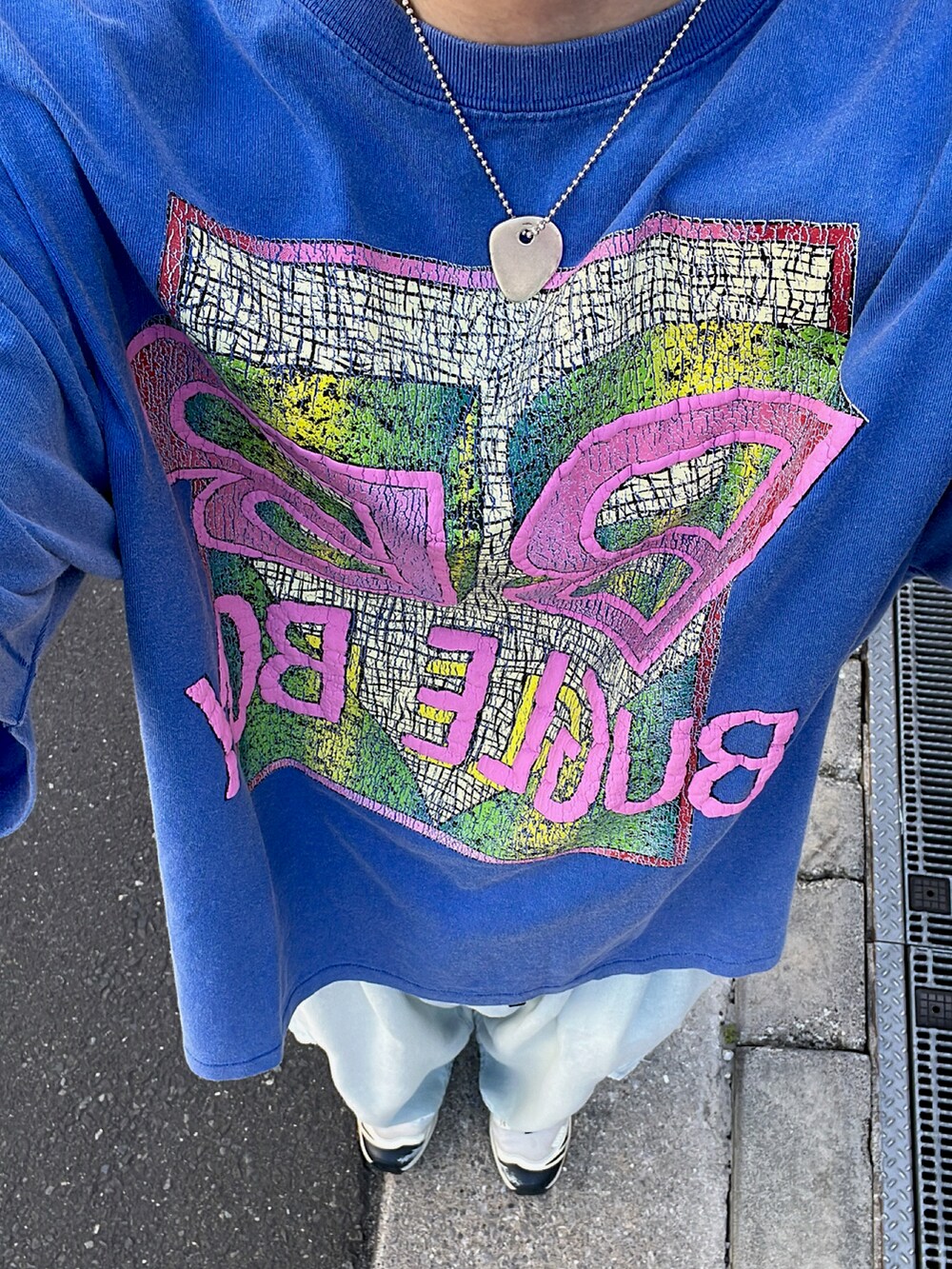 ブルー系のTシャツ/カットソー、ホワイト系のデニムパンツ、ホワイト系のスニーカーを着用したメンズの秋コーディネートの4枚目の写真