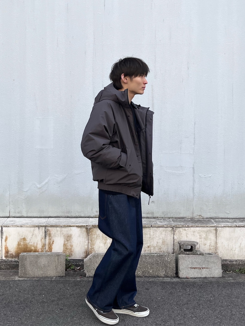 ブルー系のデニムパンツ、グレー系のダウンジャケット/コートを着用したメンズの秋コーディネートの2枚目の写真