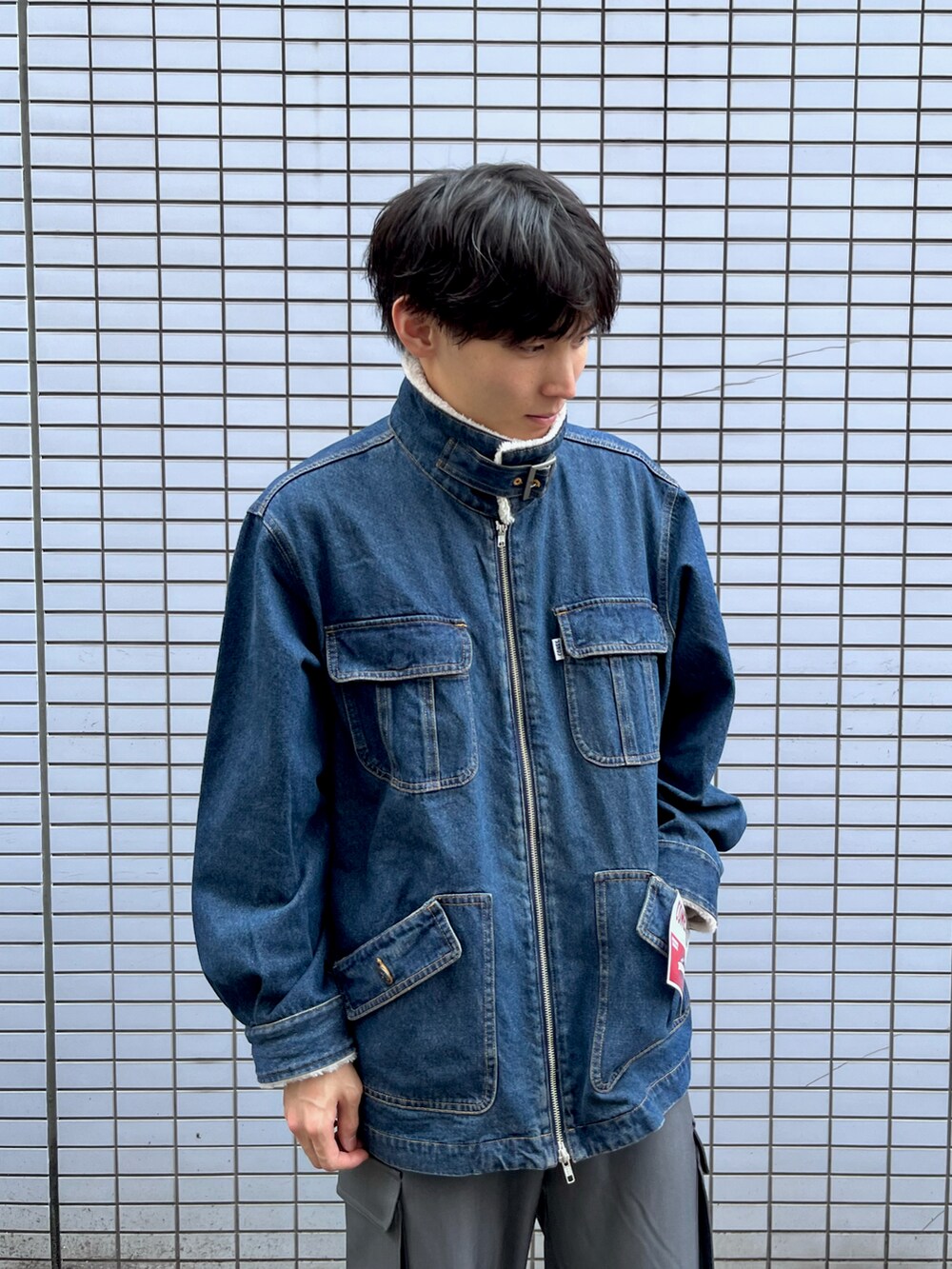 ブルー系のジャケット/アウター、グレー系のその他パンツ、ブラック系のローファーを着用したメンズの秋コーディネートの3枚目の写真